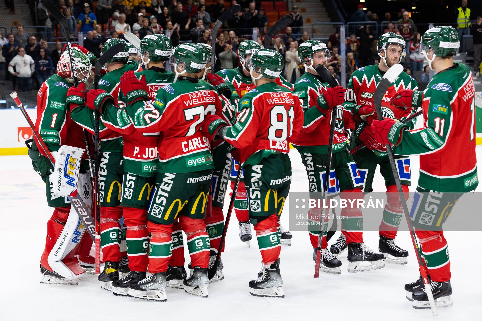 Frölundas målvakt Lars Johansson jublar med lagkamrater