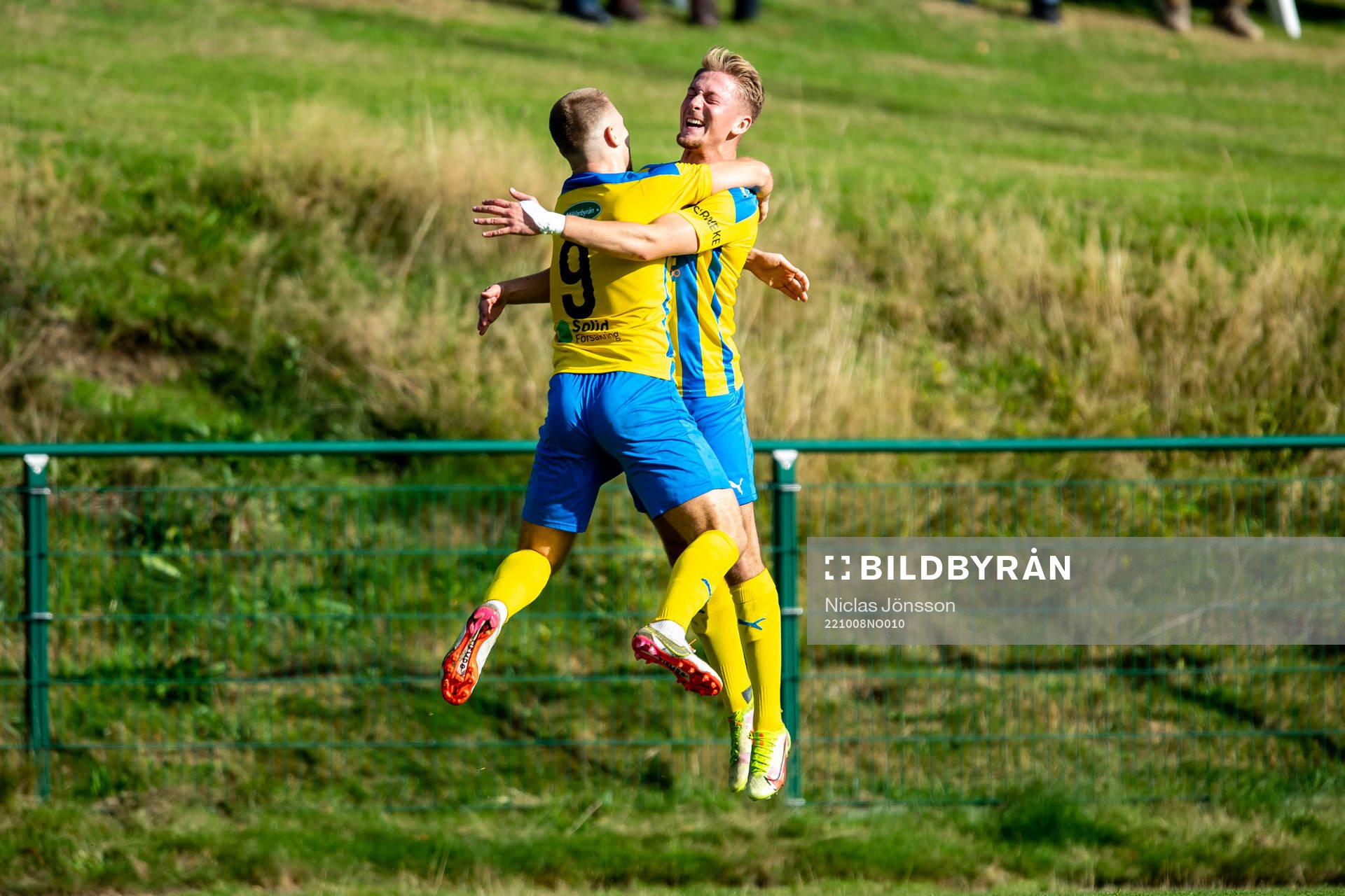 Eskilsminnes Dragos Daniel Farcas Lohan  och Danijal Omanovic  jublar efter 1-0 under fotbollsmatchen i Division 2 Västra Götaland mellan Eskilsminne och Husqvarna den 8 oktober 2022 i Helsingborg. 
