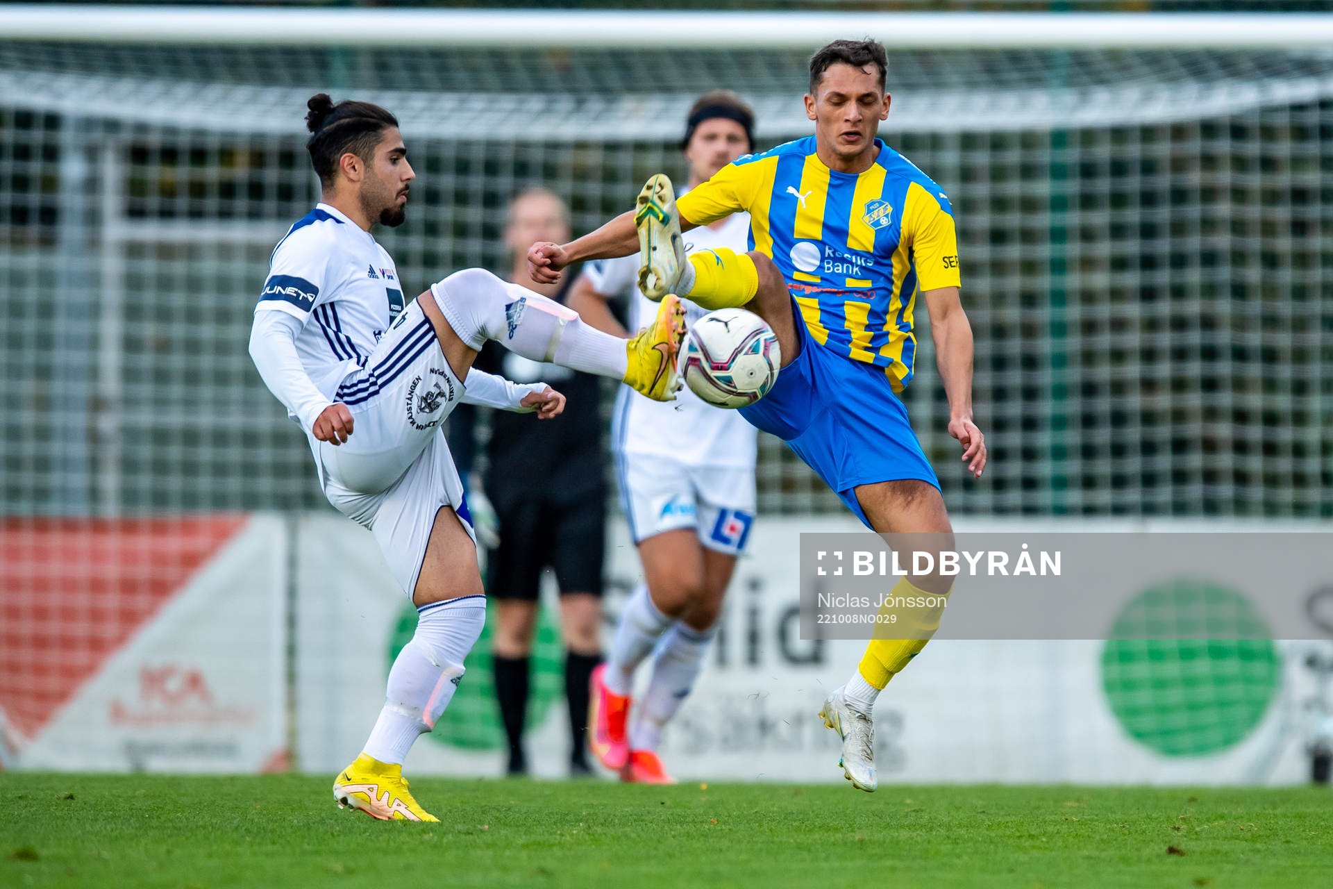 Husqvarnas Isho Alsendi och Eskilsminnes Noor Jassem under fotbollsmatchen i Division 2 Västra Götaland mellan Eskilsminne och Husqvarna den 8 oktober 2022 i Helsingborg.