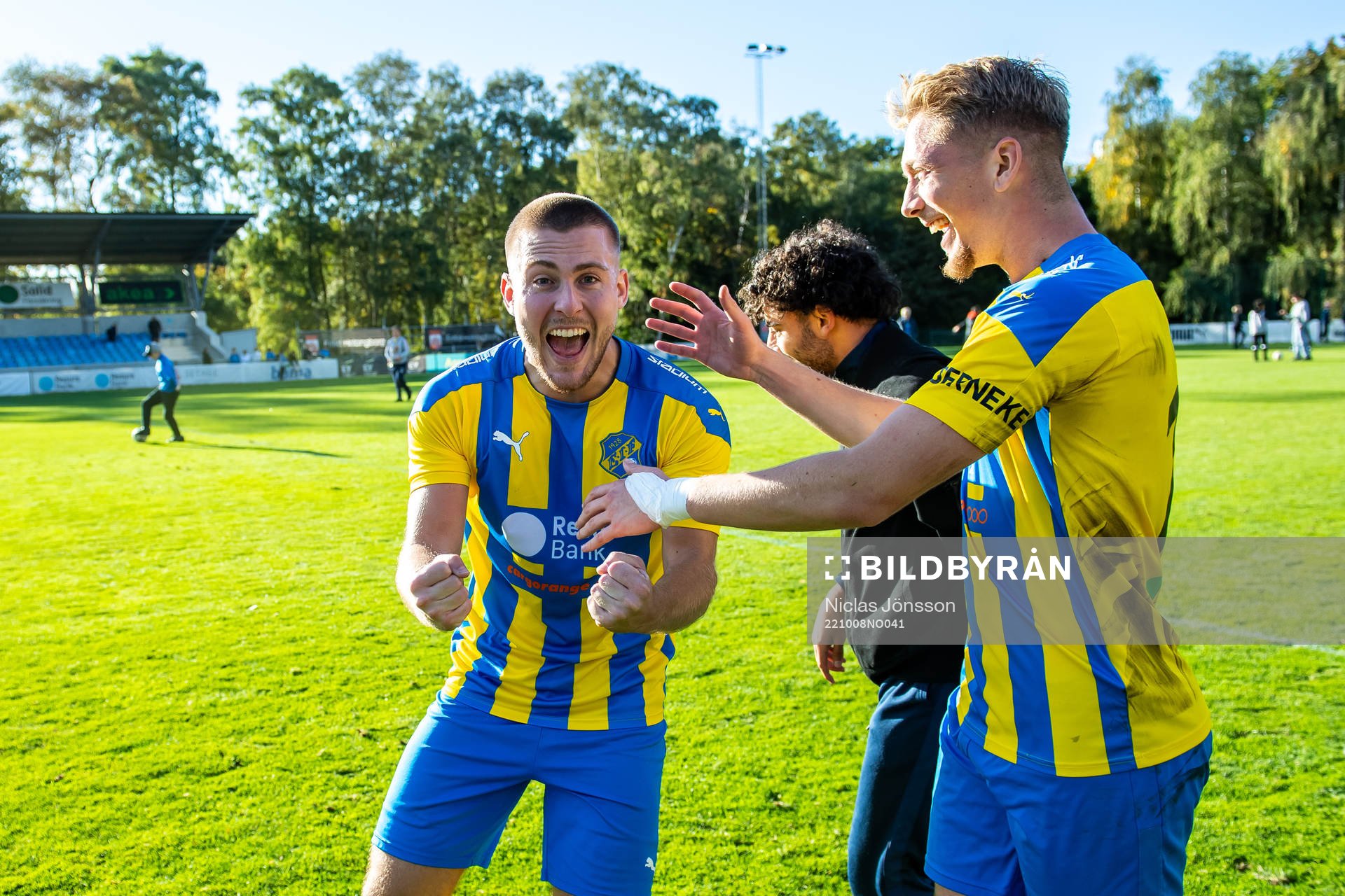 Eskilsminnes Dragos Daniel Farcas Lohan och Danijal Omanovic jublar efter fotbollsmatchen i Division 2 Västra Götaland mellan Eskilsminne och Husqvarna den 8 oktober 2022 i Helsingborg.