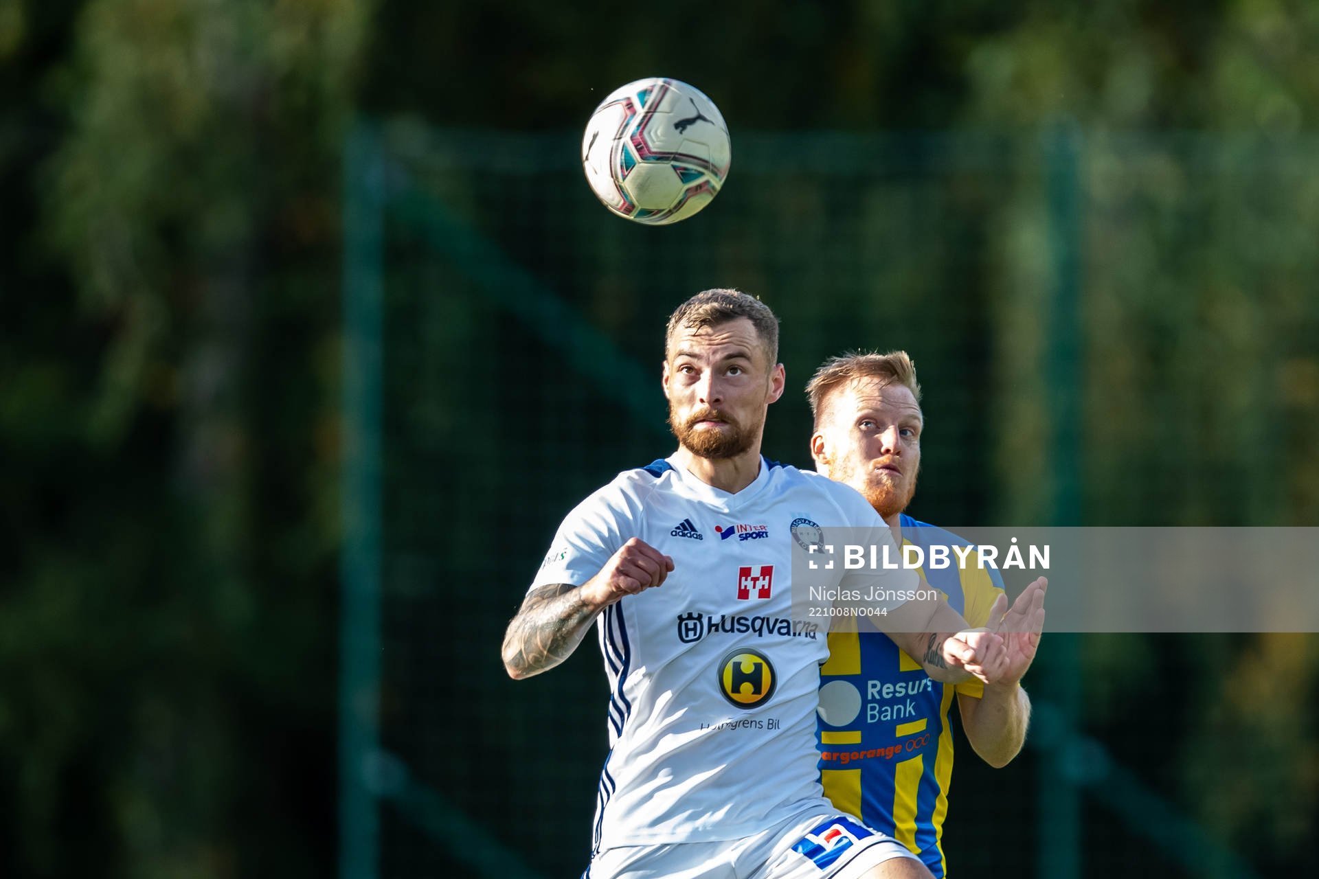Husqvarnas Adam Rubin och Eskilsminnes Victor Wahlgren under fotbollsmatchen i Division 2 Västra Götaland mellan Eskilsminne och Husqvarna den 8 oktober 2022 i Helsingborg.