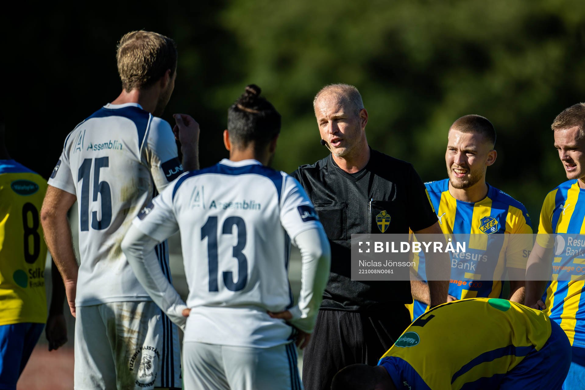 Domare Niklas Olsson under fotbollsmatchen i Division 2 Västra Götaland mellan Eskilsminne och Husqvarna den 8 oktober 2022 i Helsingborg.