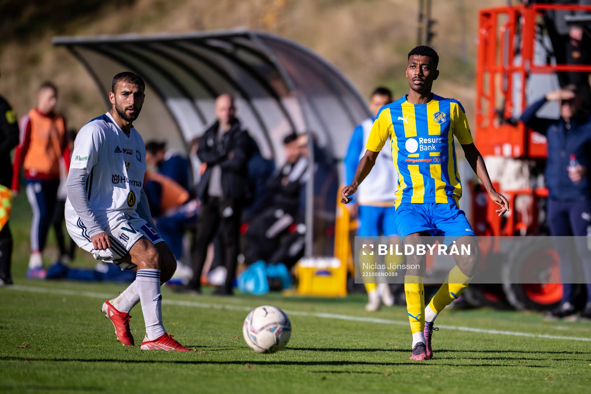 Husqvarnas Tarek Alnator och Eskilsminnes Josef Getachew under fotbollsmatchen i Division 2 Västra Götaland mellan Eskilsminne och Husqvarna den 8 oktober 2022 i Helsingborg.