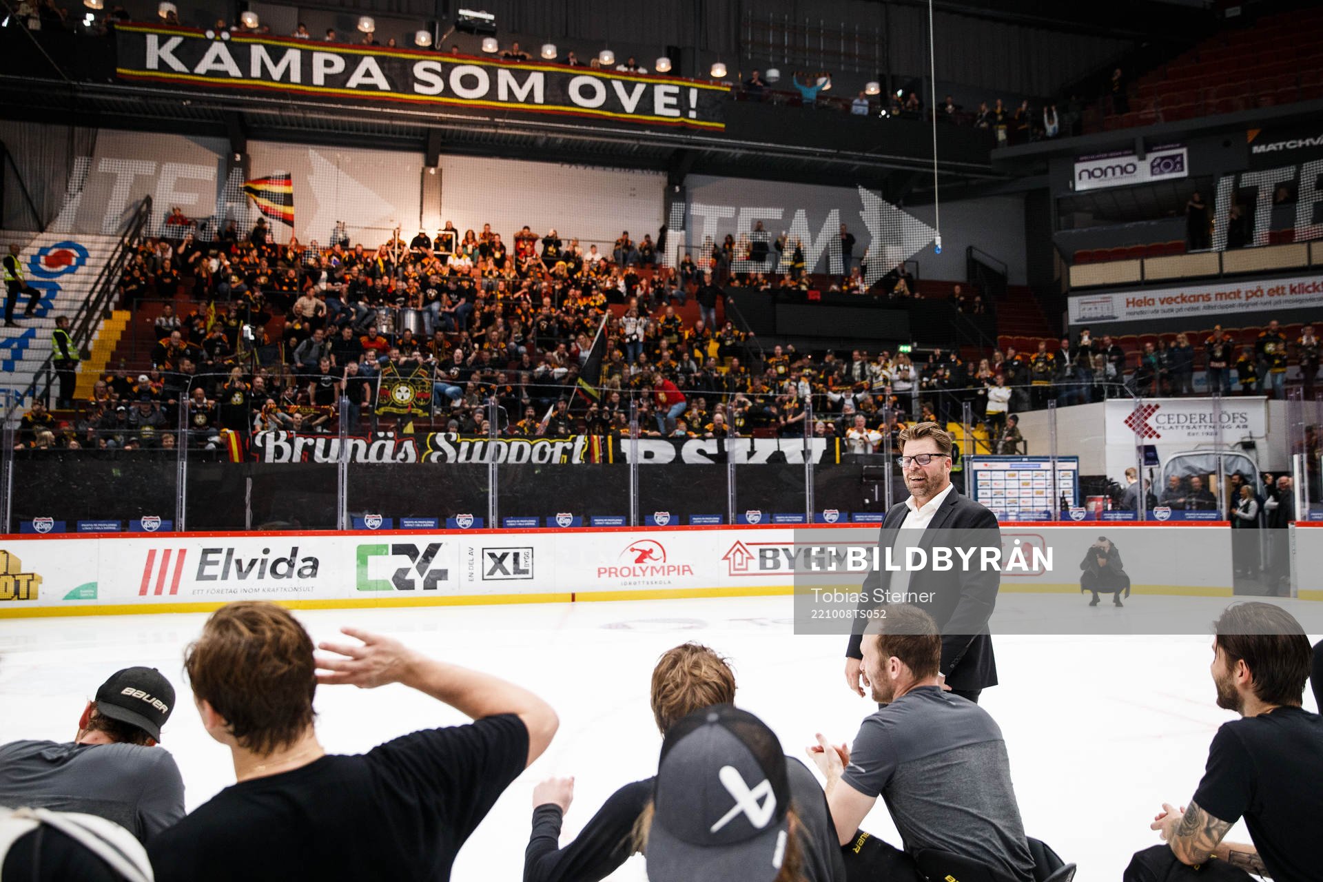 Ove Molin hyllas av Brynäs spelare