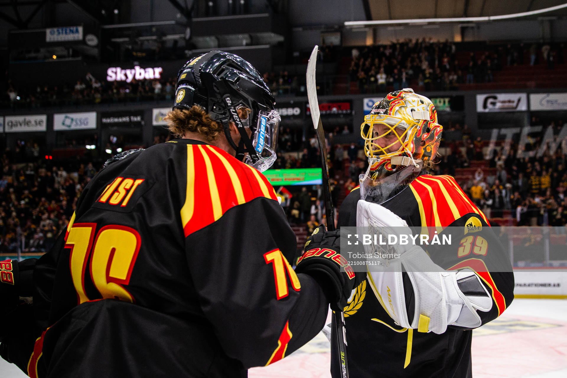 Brynäs Oskar Kvist och målvakt Anders Lindbäck jublar