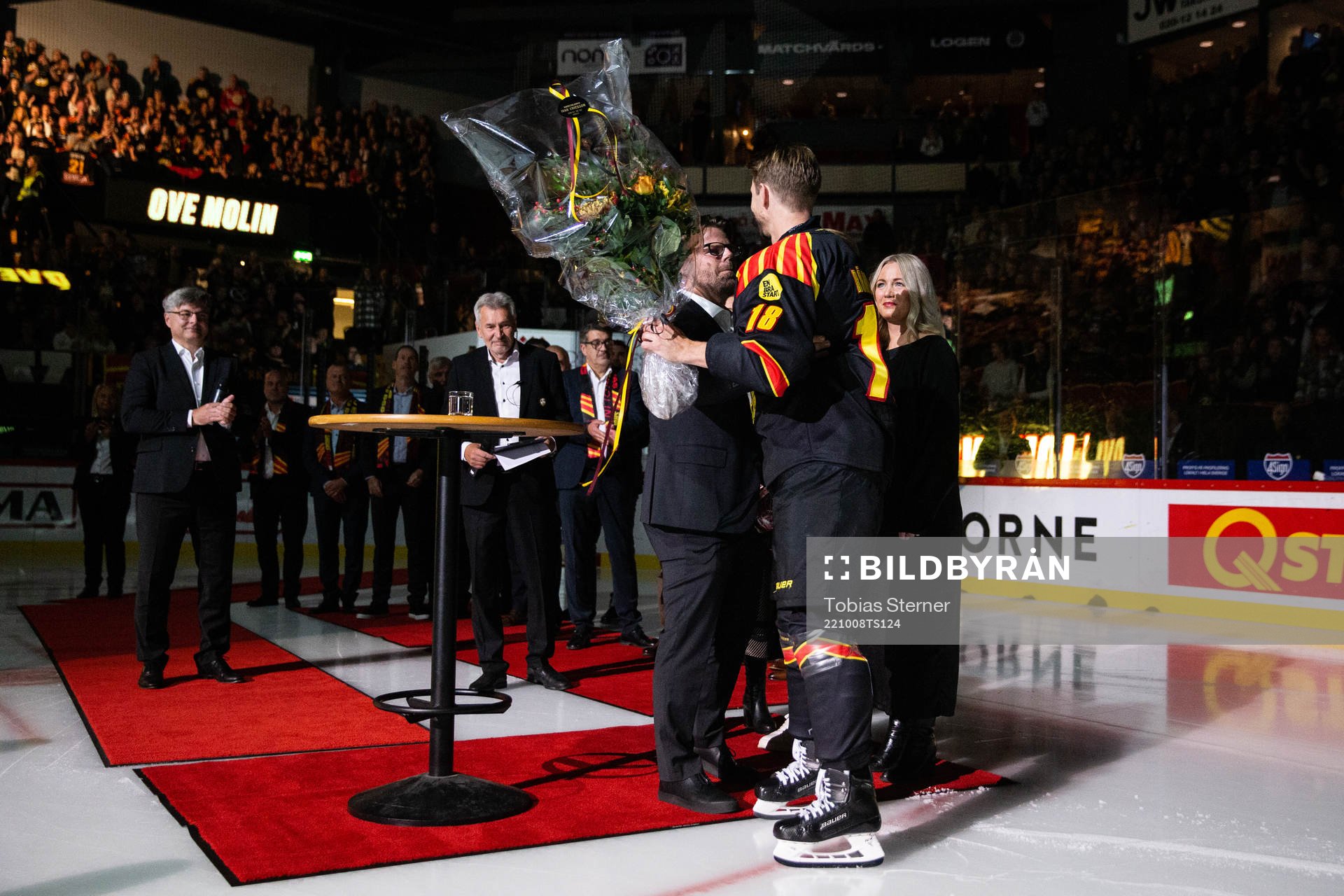 Ove Molin tar emot blommor från Brynäs Anton Rödin