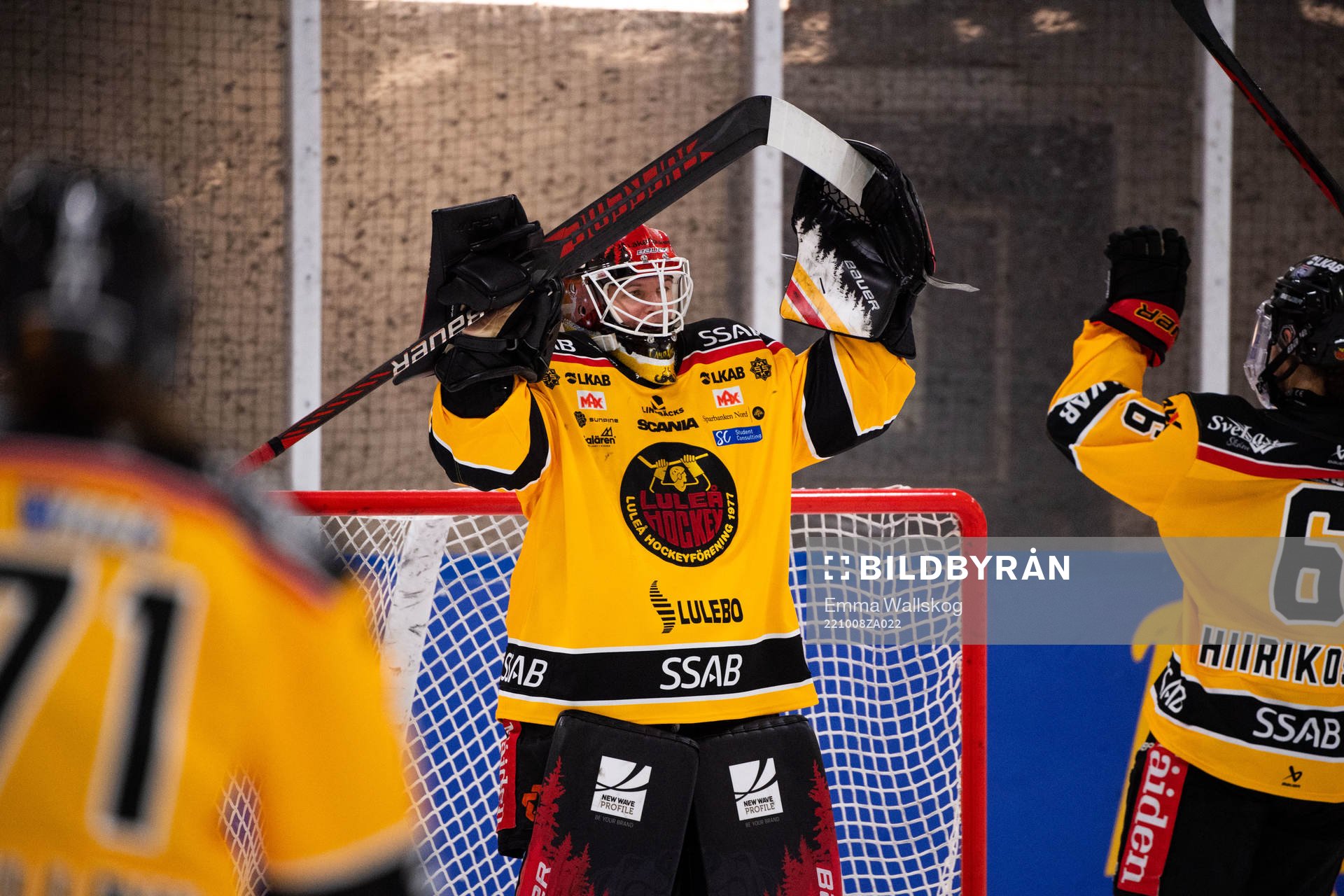 Luleås målvakt Sara Grahn och Jenni Hiirkoski jublar