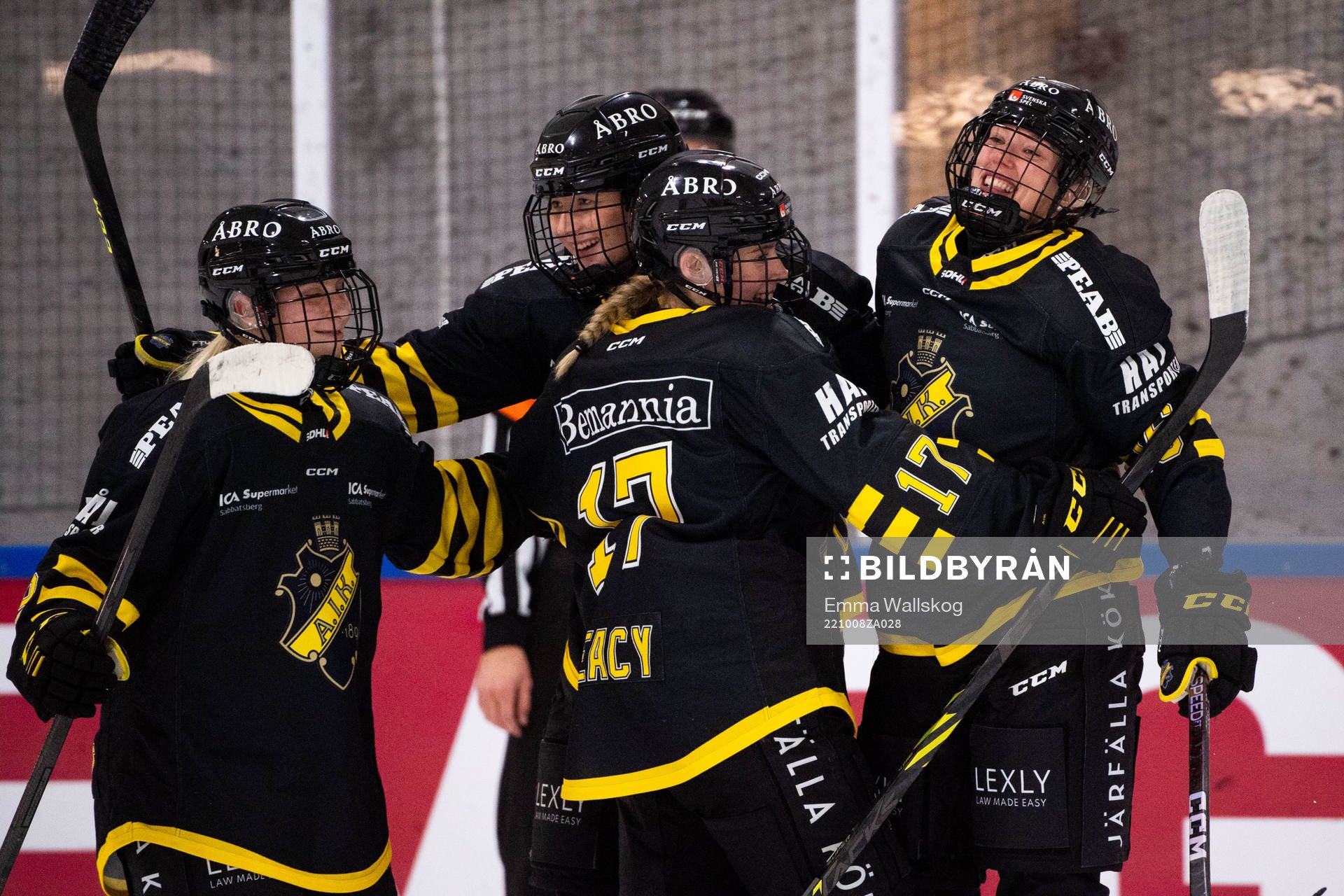 AIKs Isabelle Leijonhielm jublar med Aoife Leacy och Amanda