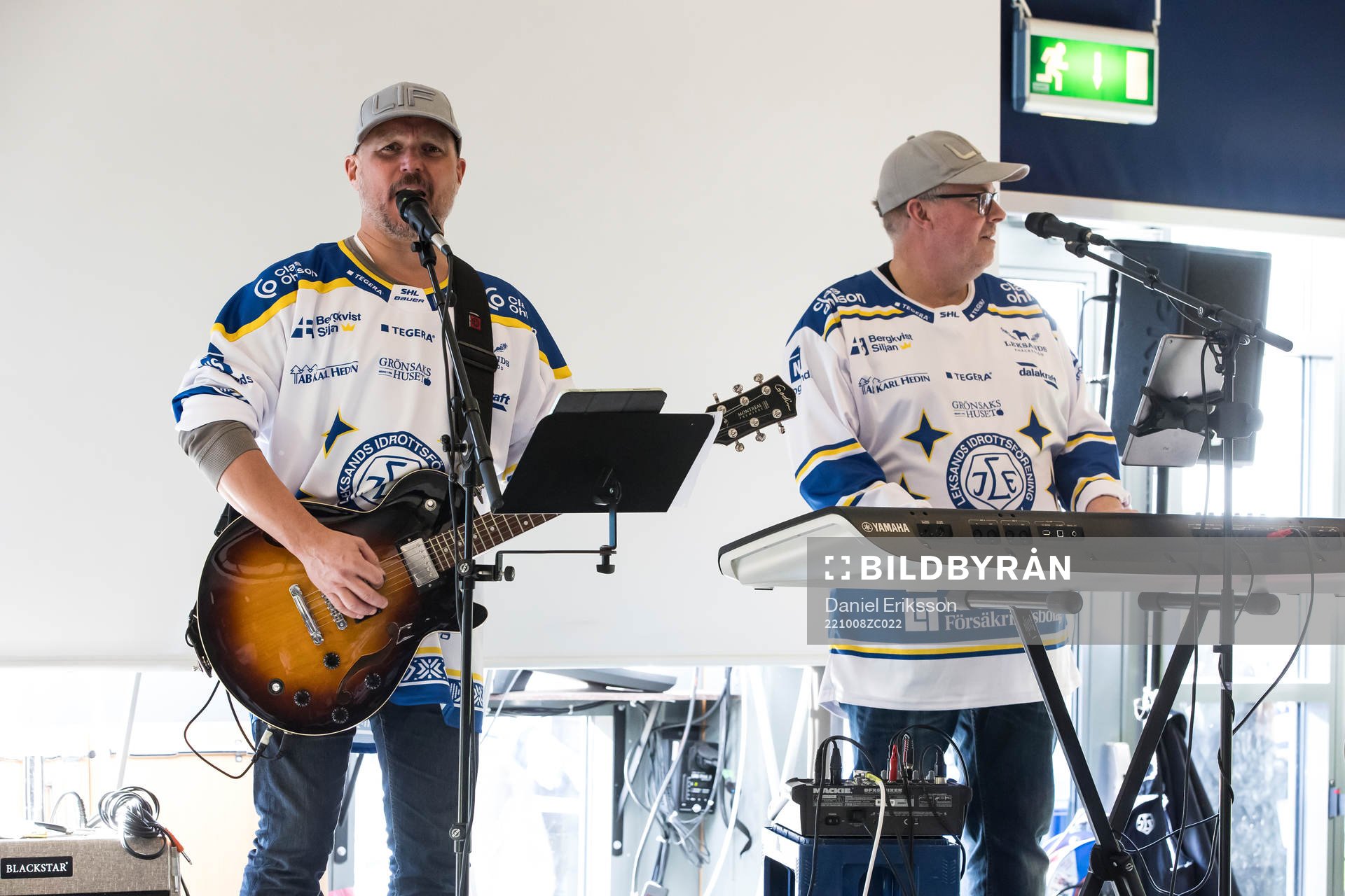 Mackan och Bäcker spelar i foajén innan ishockeymatchen i