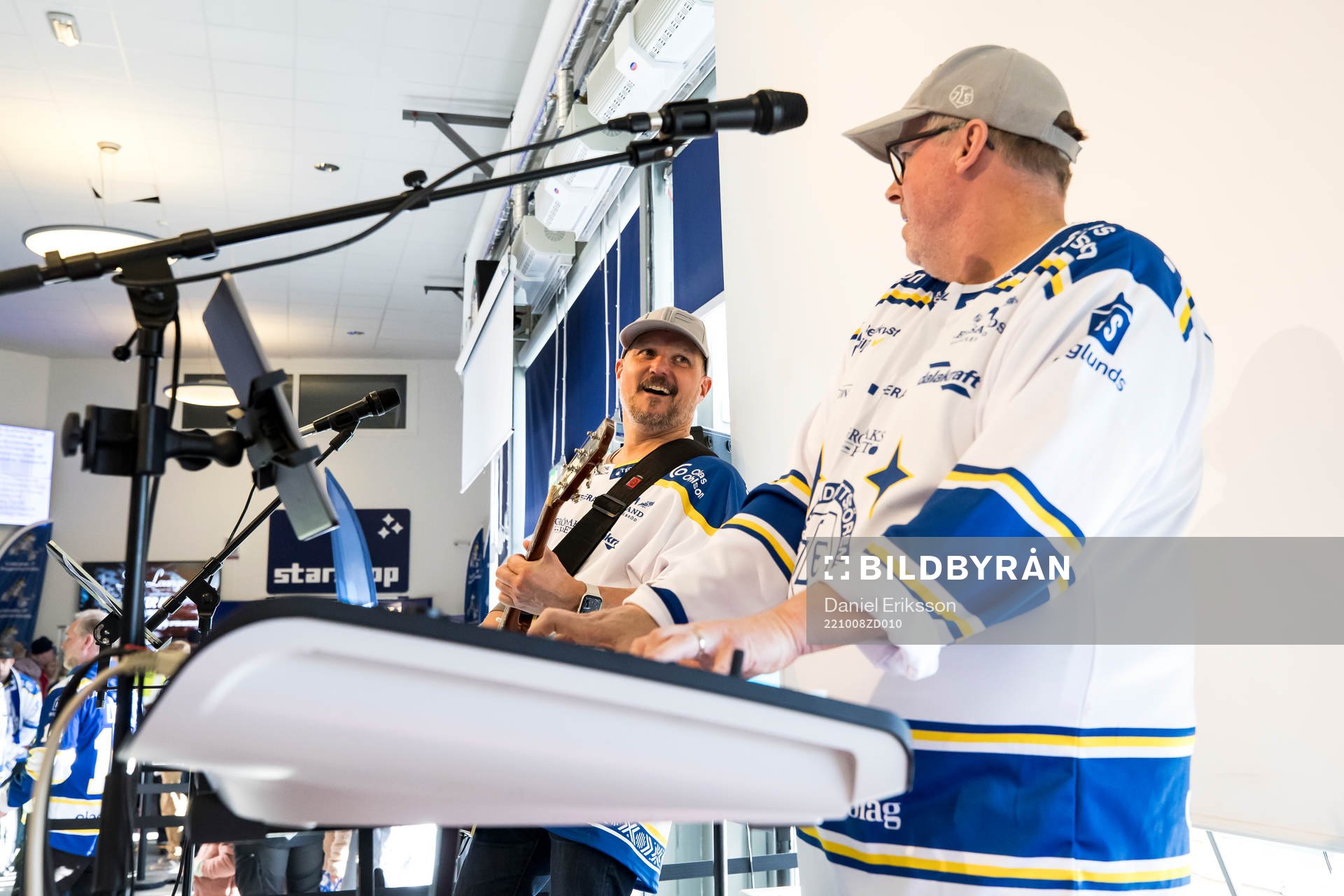 Mackan och Bäcker spelar i foajén innan ishockeymatchen i