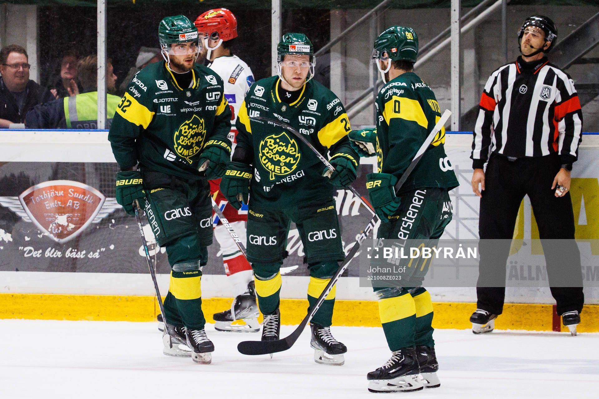 Björklövens Christopher Bengtsson jublar med lagkamrater
