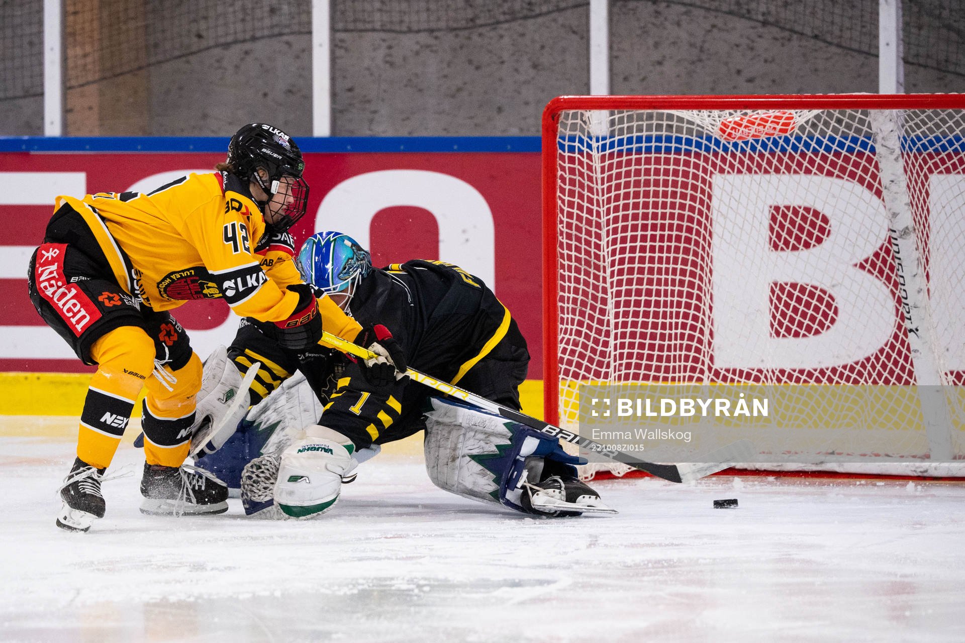Luleås Viivi Vainikka gör 0-1 bakom AIKs målvakt Mariah