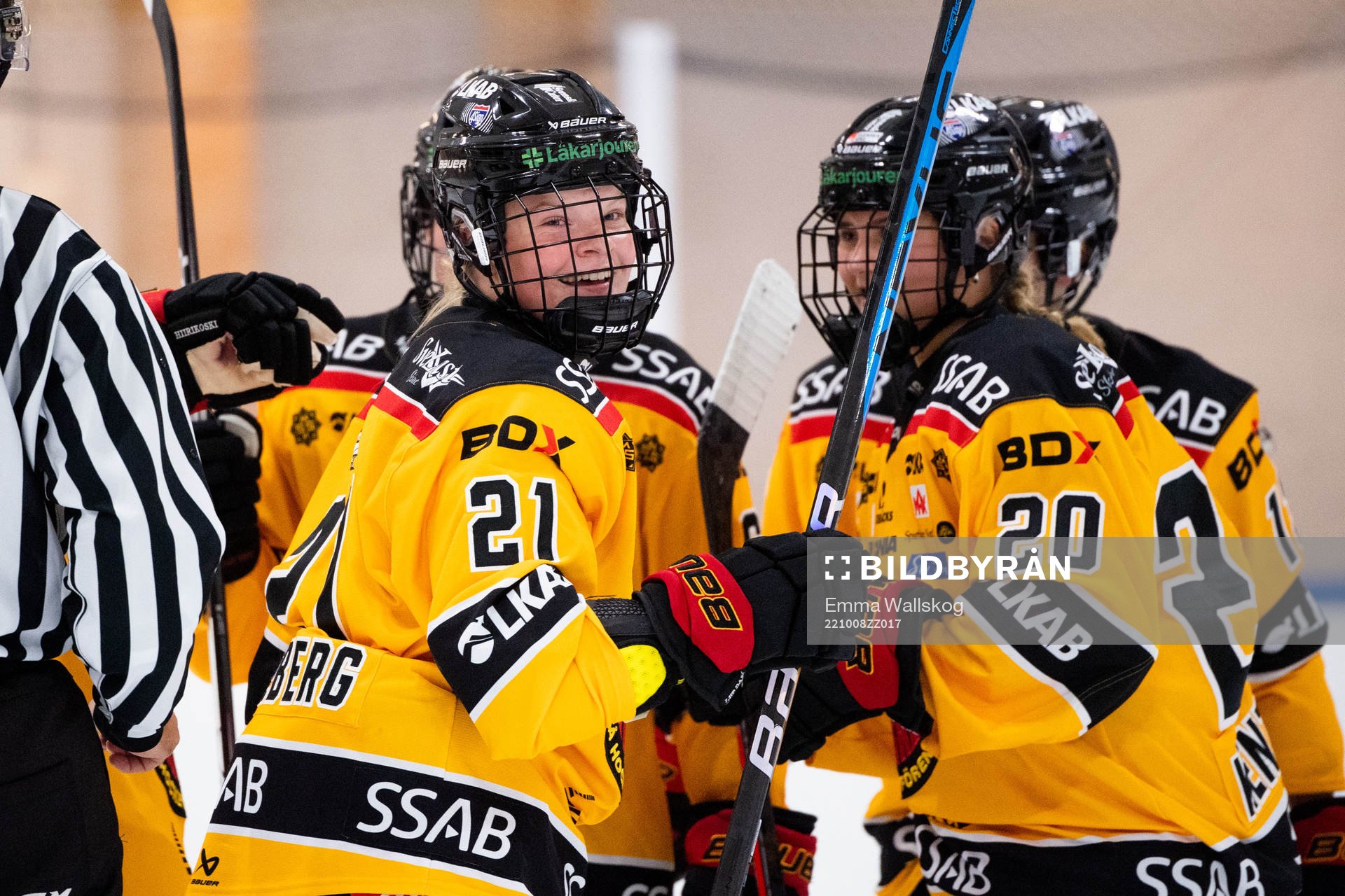 Luleås Astrid Lindeberg jublar med lagkamrater
