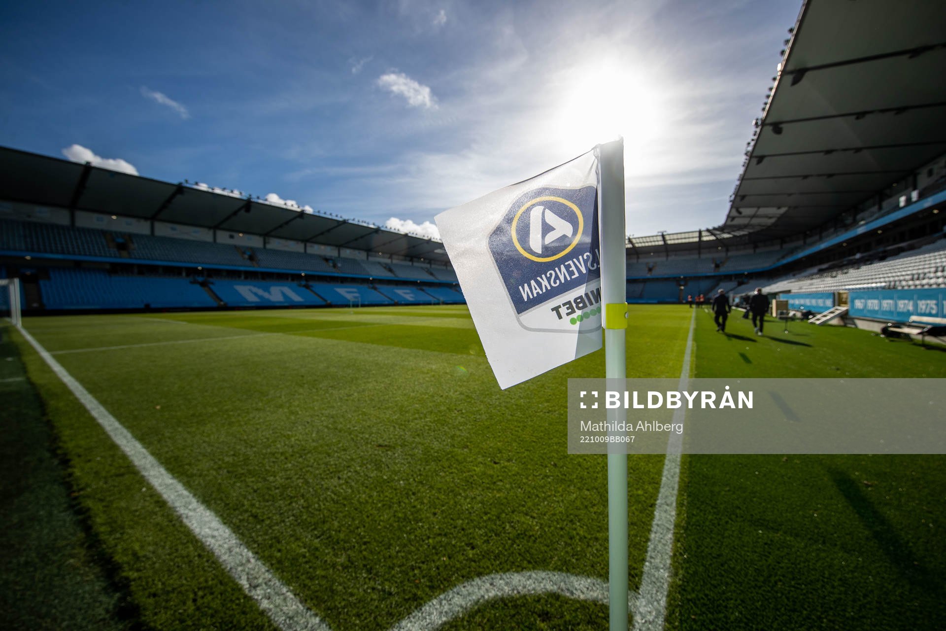 Interiör av Eleda Stadion med hörnflagga inför fotbollsmatchen i Allsvenskan mellan Malmö FF och Värnamo den 9 oktober 2022 i Malmö. 