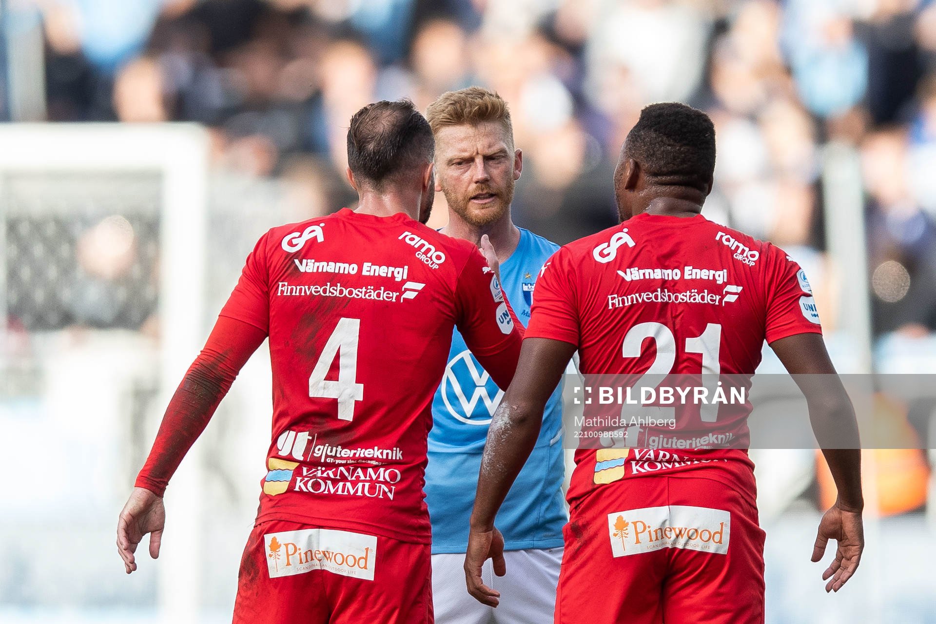 Malmö FFs Anders Christiansen i diskussion med Värnamos