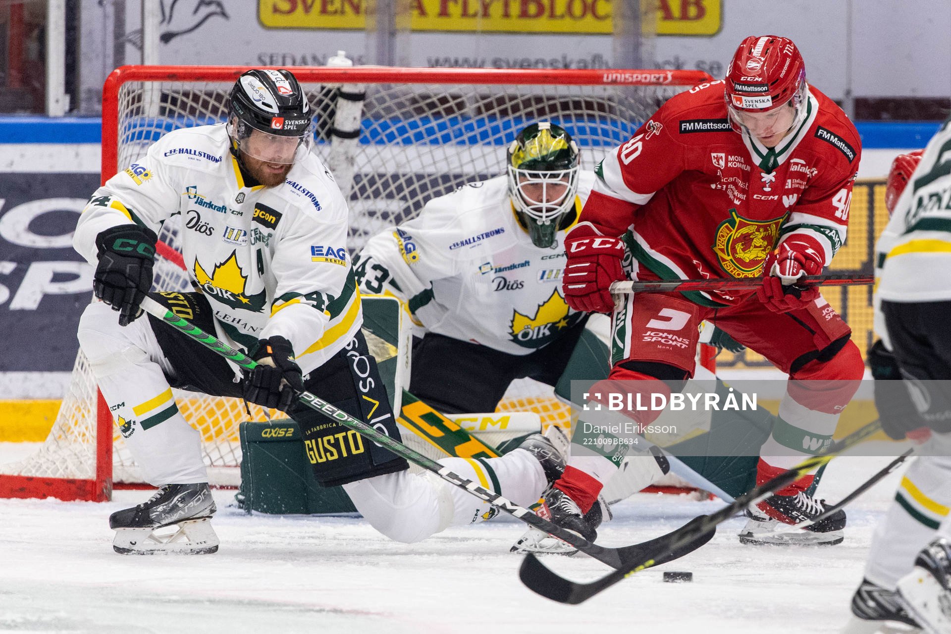 Östersunds David Westlund och målvakt Samu Perhonen och
