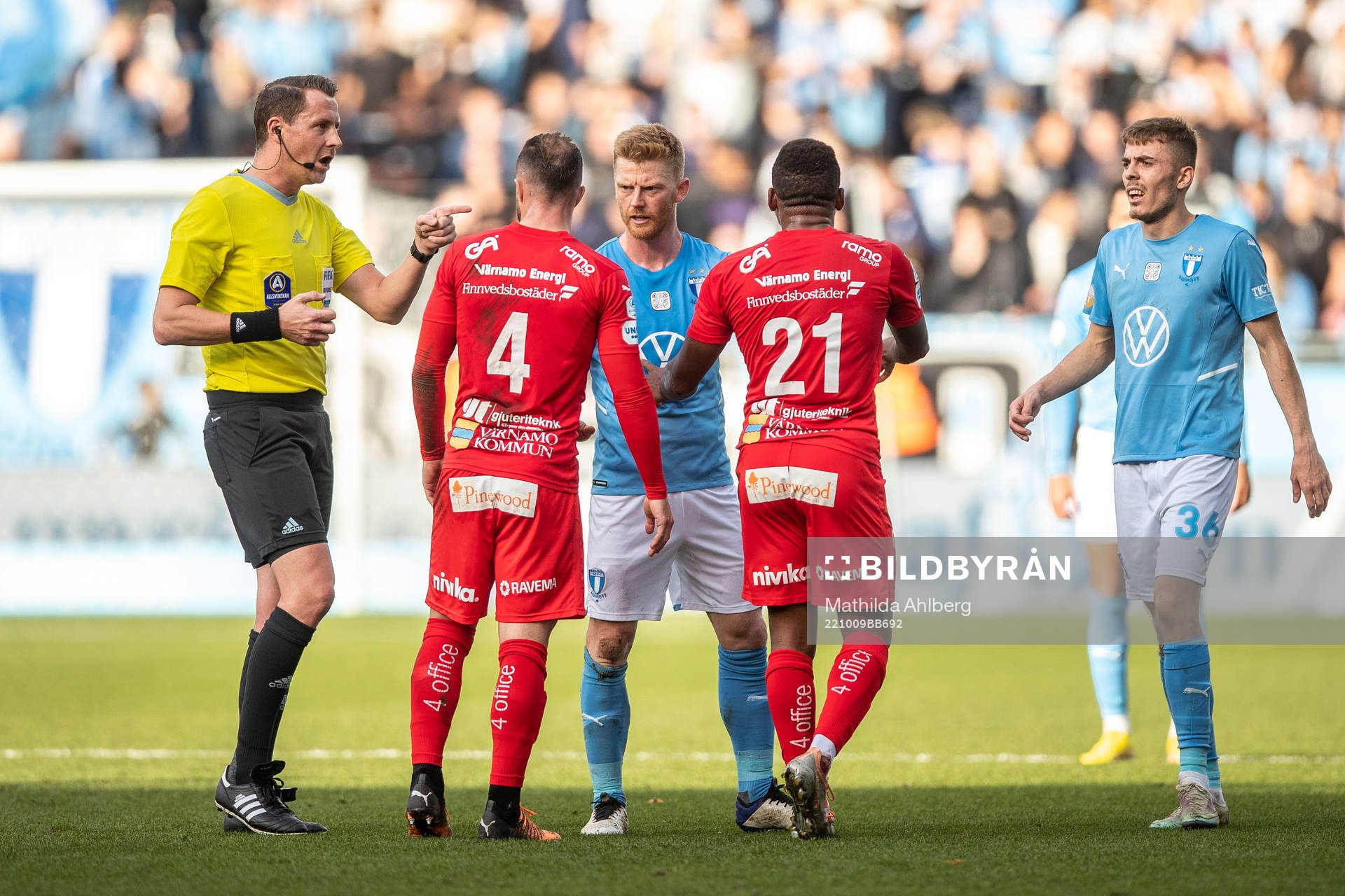 Domare Andreas Ekberg i diskussion med Värnamos Evaldo