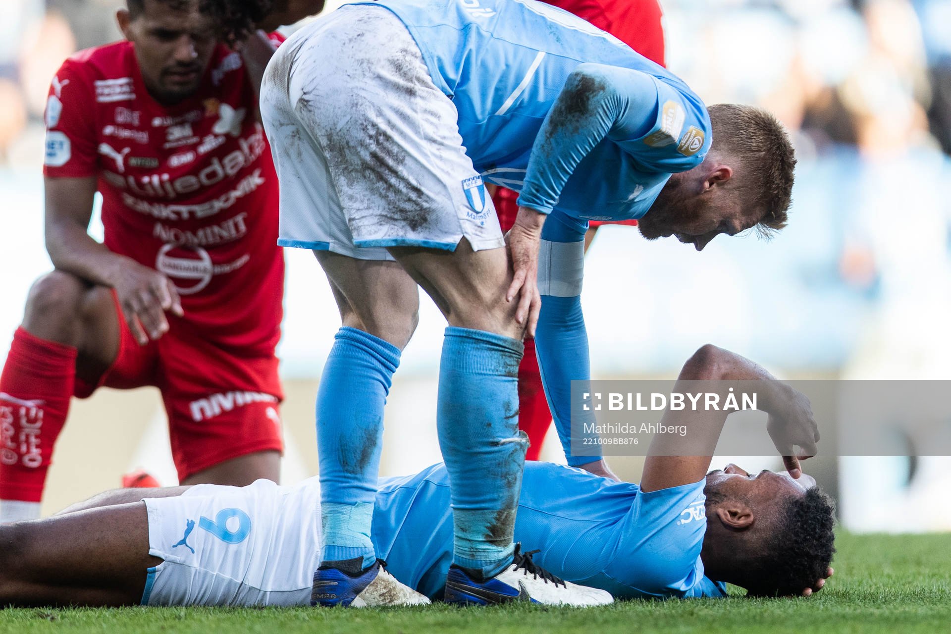 Malmö FFs Isaac Kiese Thelin har ont