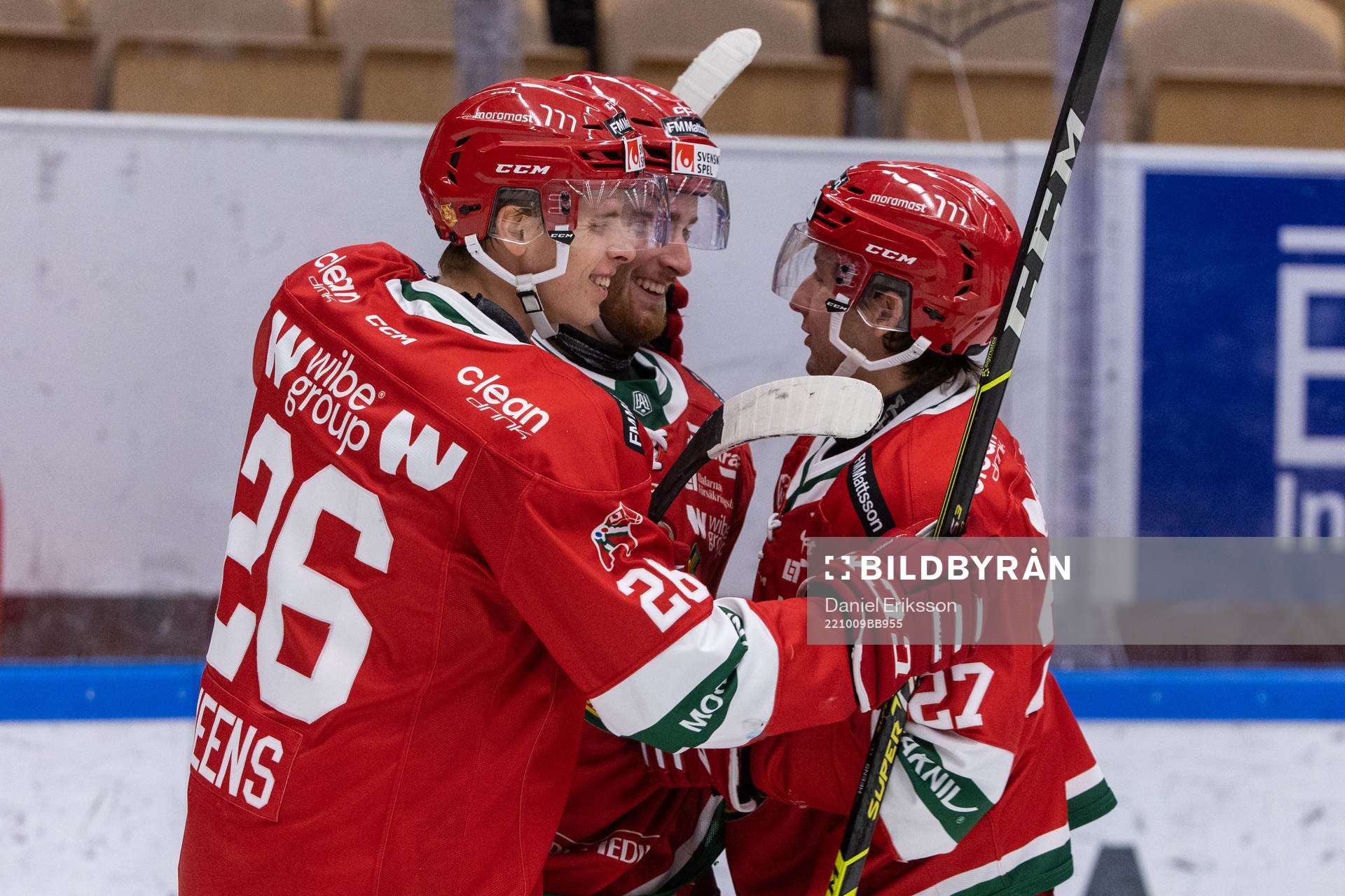 Moras Kevin Hancock jublar med Isac Heens och Patrick