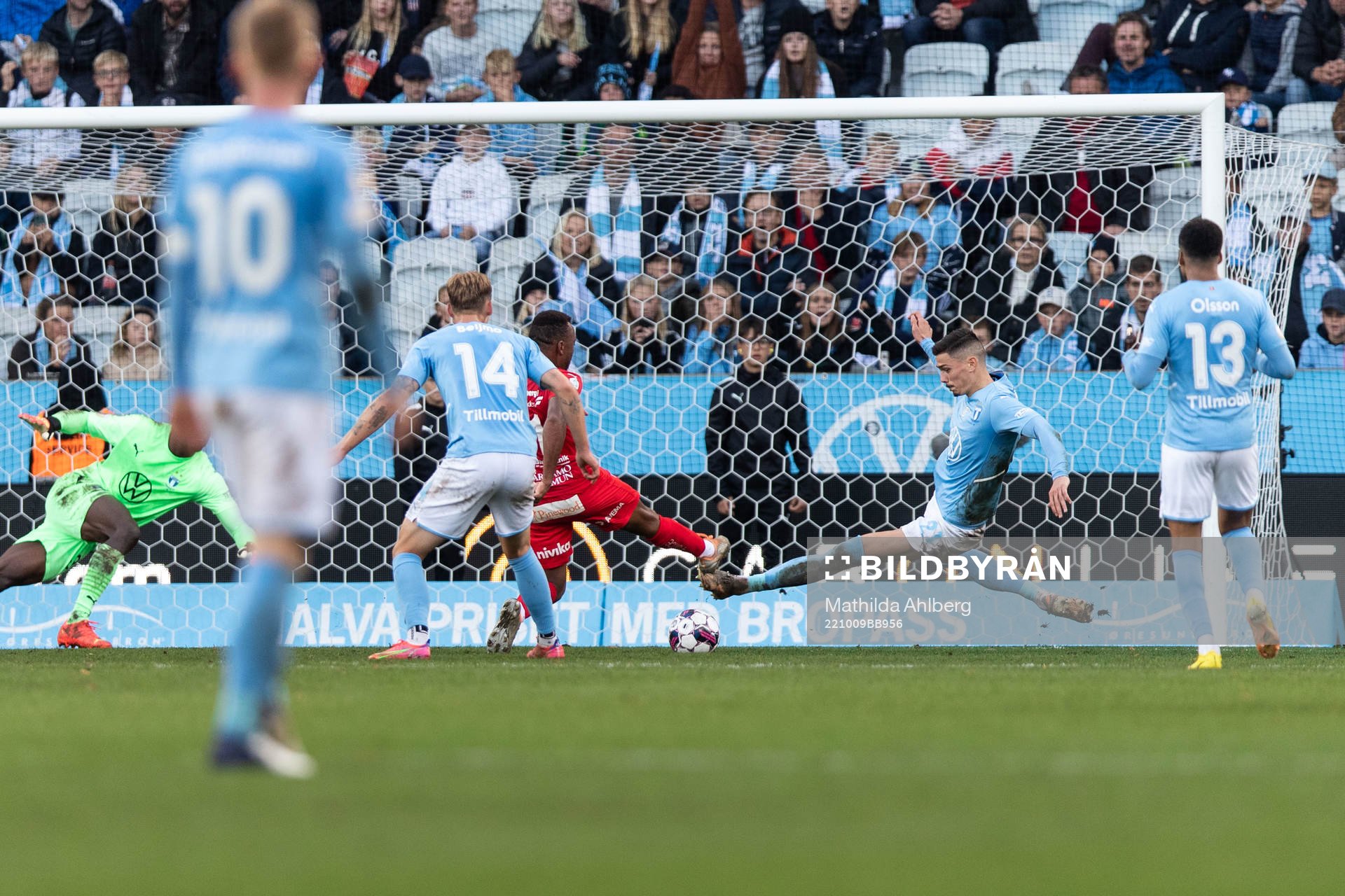 Värnamos Abdussalam Magashy och Malmö FFs Dennis Hadzikadunic under fotbollsmatchen i Allsvenskan mellan Malmö FF och Värnamo den 9 oktober 2022 i Malmö.