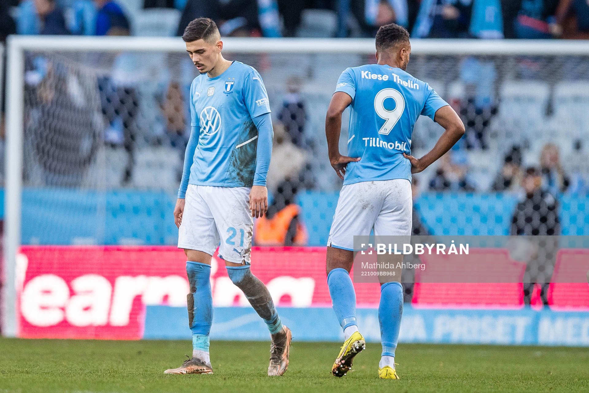 Malmö FFs Dennis Hadzikadunic och Isaac Kiese Thelin deppar
