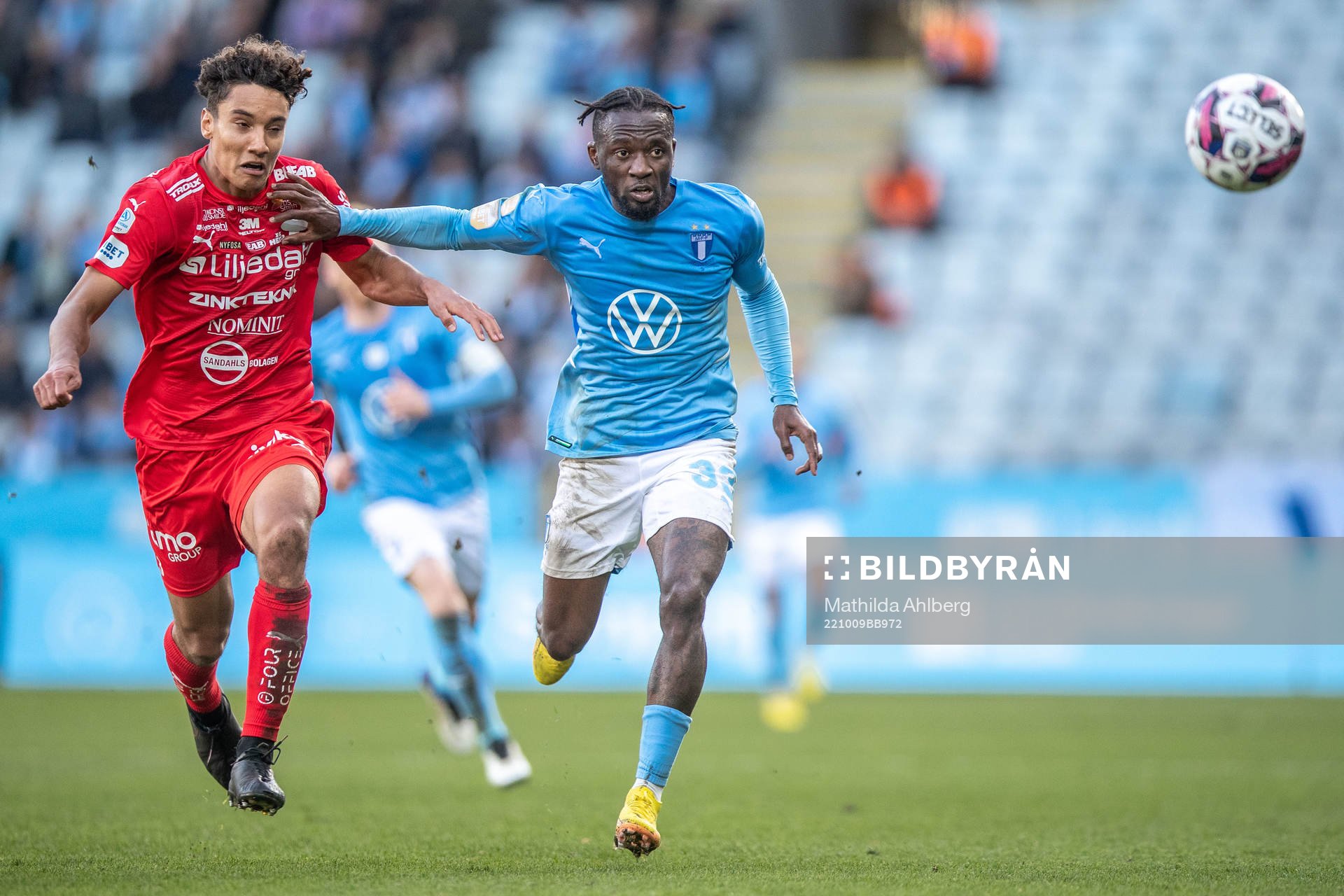 Värnamos Robin Tihi och Malmö FFs Mohamed Buya Turay