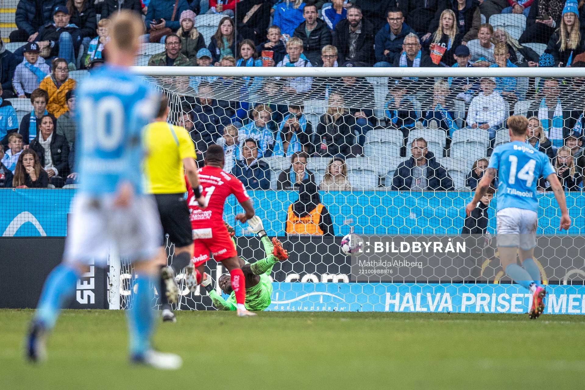 Malmö FFs målvakt Ismael Diawara räddar boll från