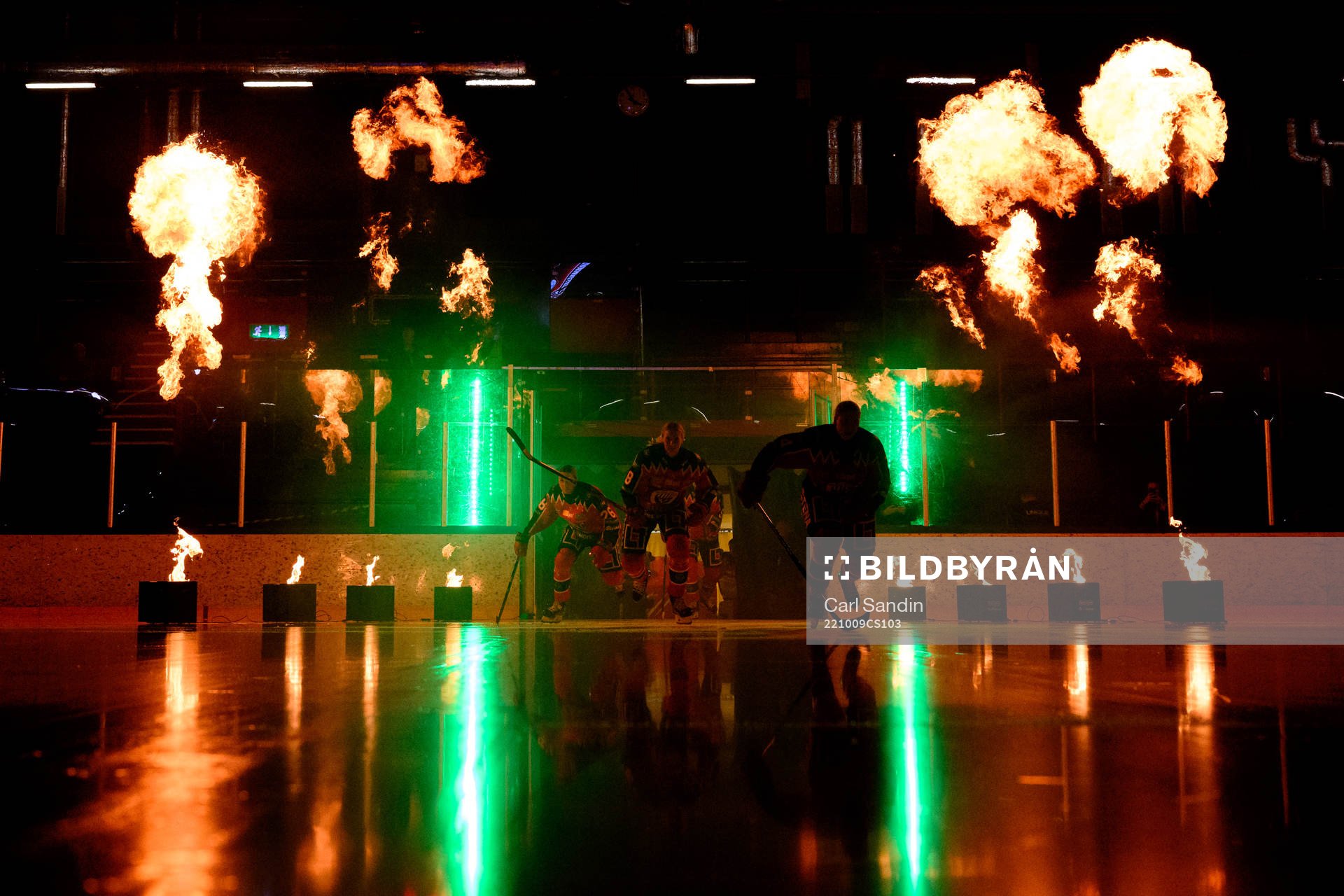 Frölundas spelare åker in på isen innan ishockeymatchen