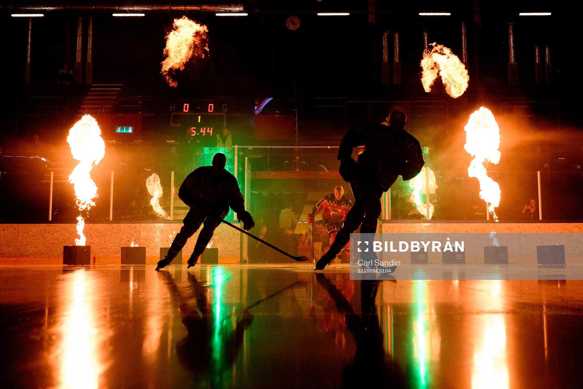 Frölundas spelare åker in på isen innan ishockeymatchen