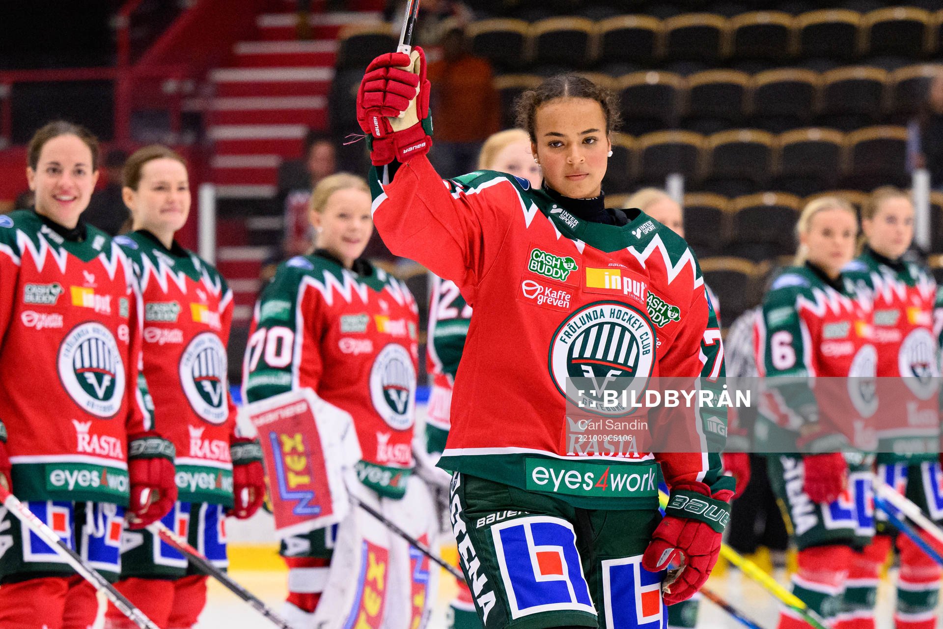 Frölundas Holly Boney vid lineup innan ishockeymatchen i