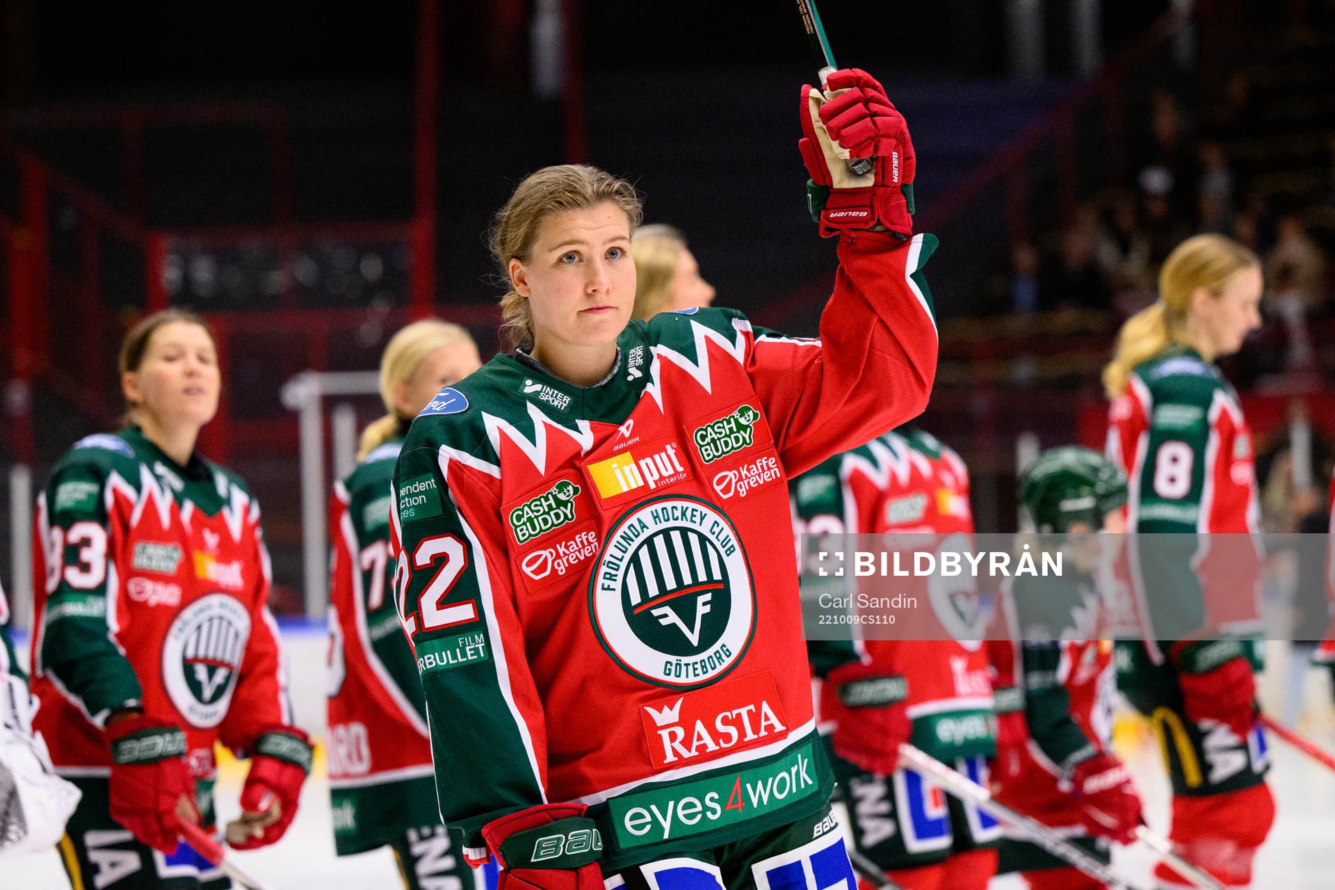 Frölundas Andrea Dalen vid lineup innan ishockeymatchen i