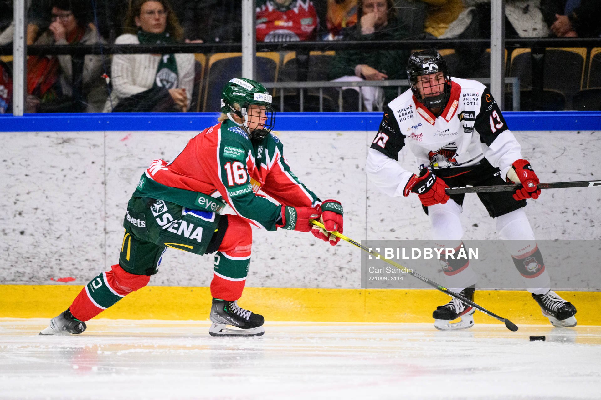Frölundas Jennifer Carlsson och Malmö Redhawks Mia Bau