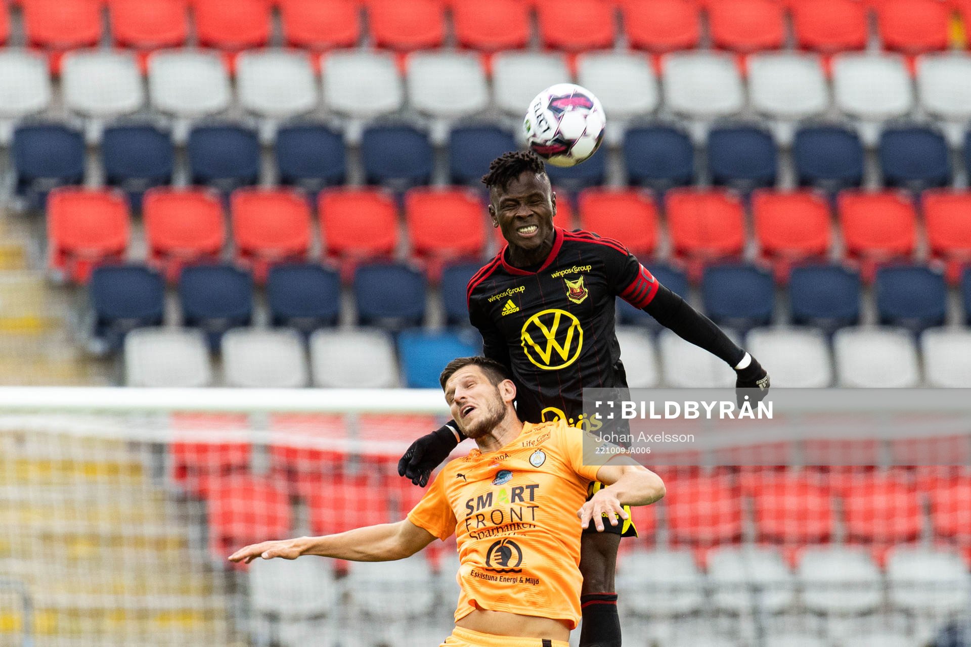 AFC Eskilstunas Ashley Coffey och Östersunds Samuel Mensiro