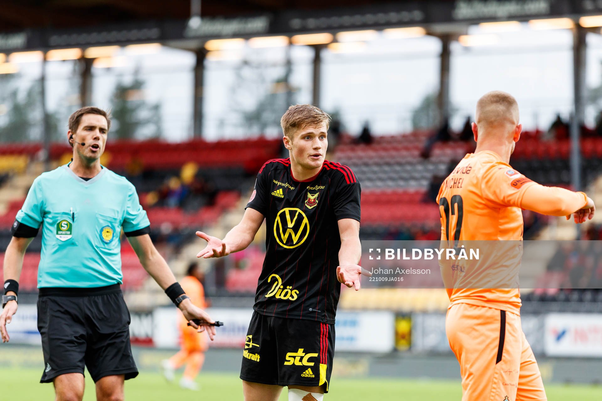 Östersunds Sebastian Karlsson Grach i dispyt med AFC