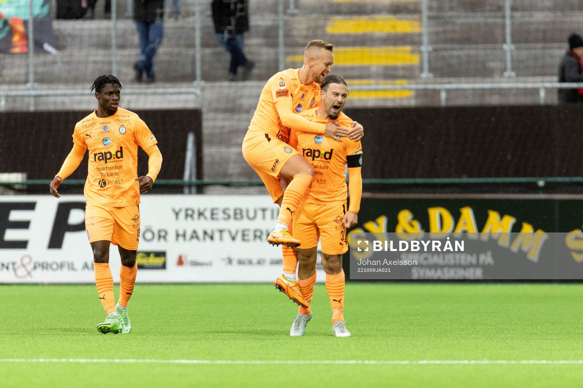 AFC Eskilstunas Abdelkarim Mammar Chaouche jublar med