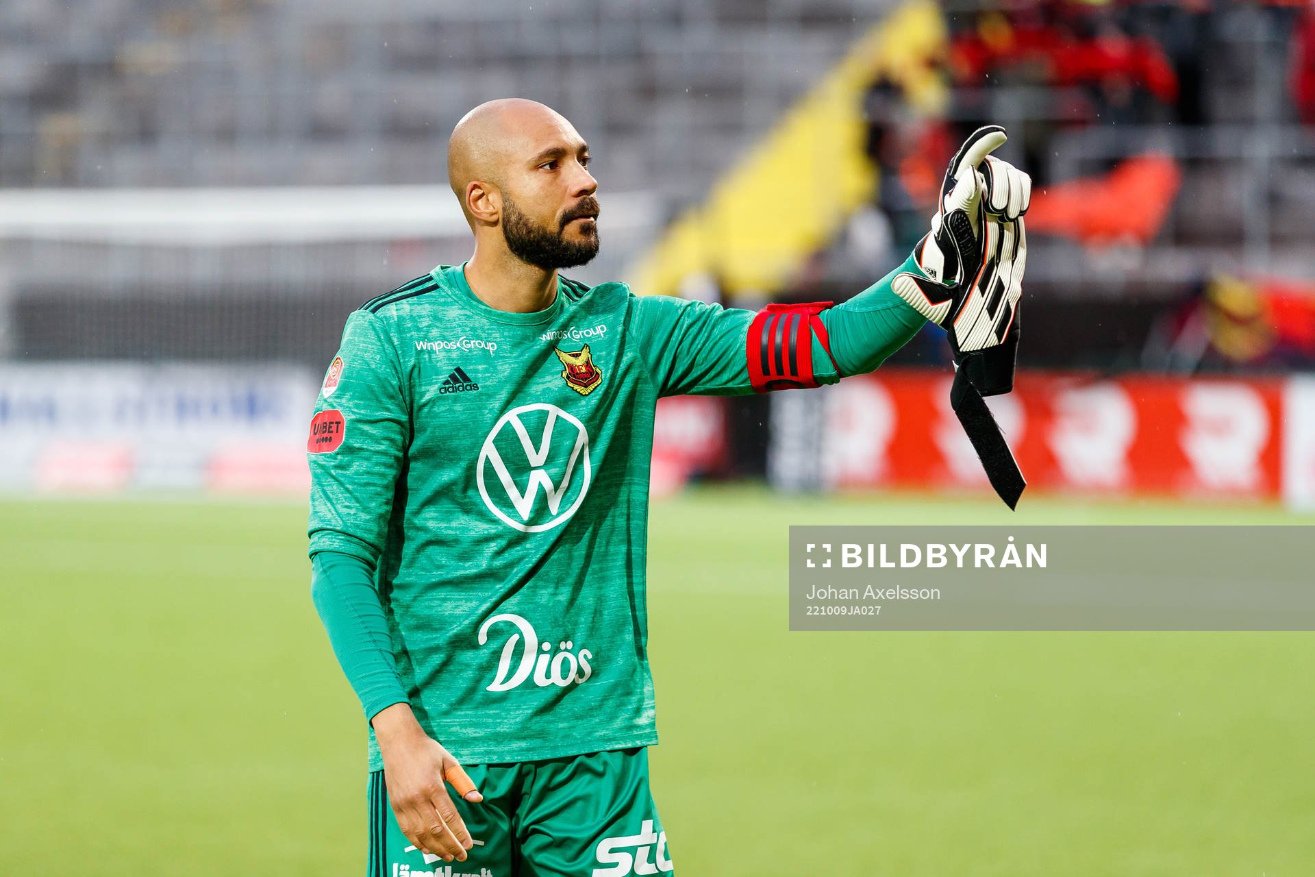 Östersunds målvakt Aly Keita tackar publiken