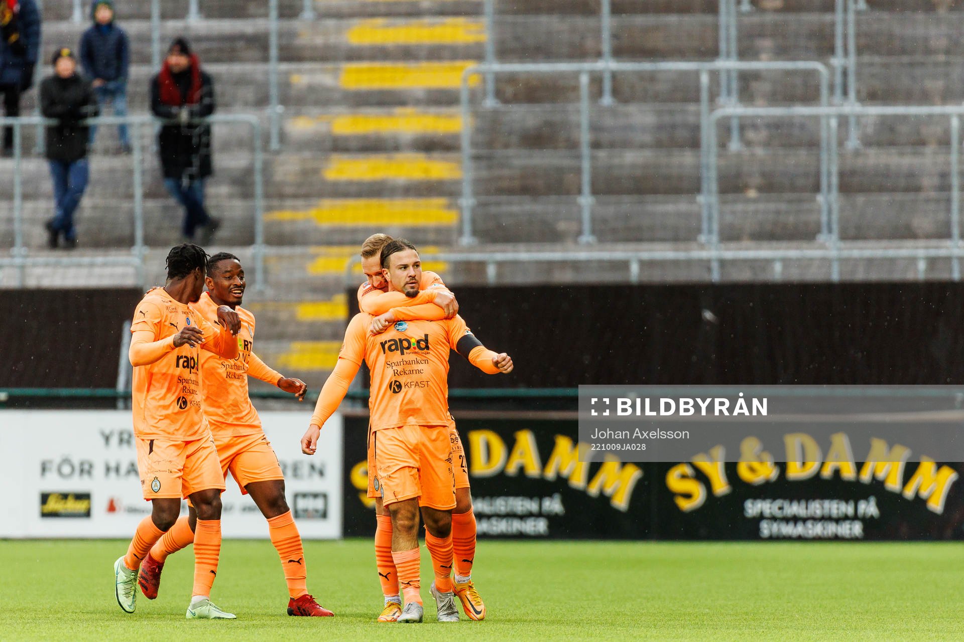 AFC Eskilstunas Abdelkarim Mammar Chaouche jublar med