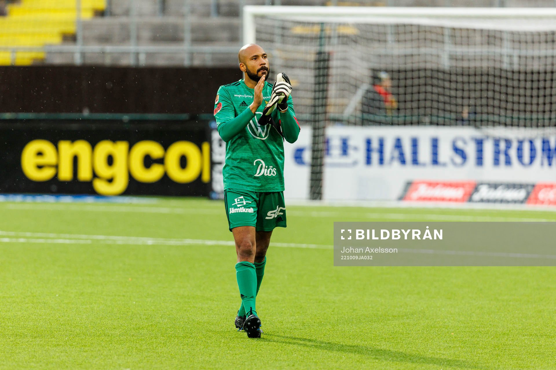 Östersunds målvakt Aly Keita deppar