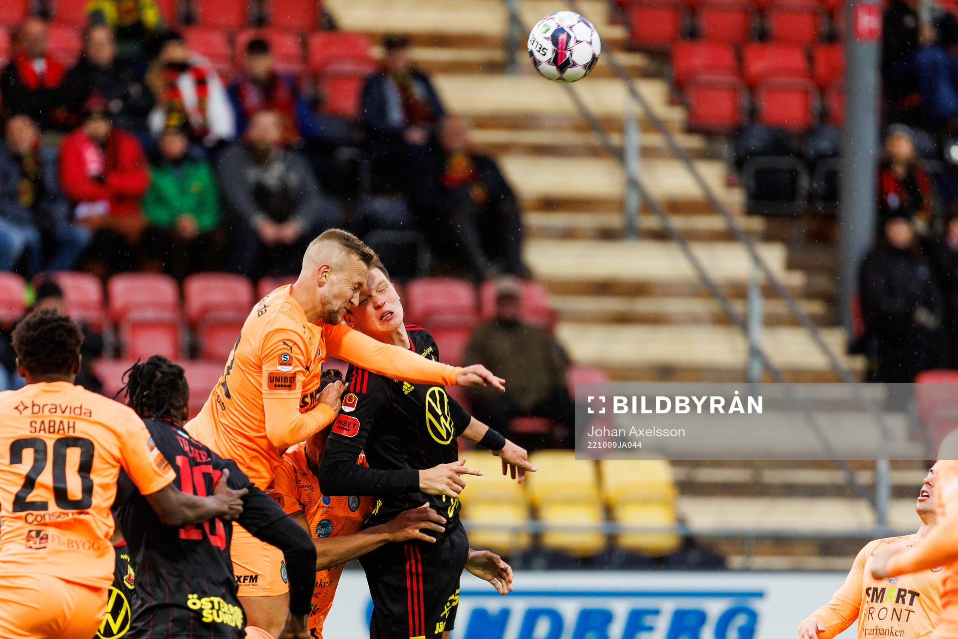 AFC Eskilstunas Alexander Michel Melki i kamp med Östersunds Myroslav Mazur under fotbollsmatchen i Superettan mellan Östersund och AFC Eskilstuna den 9 oktober 2022 i Östersund.