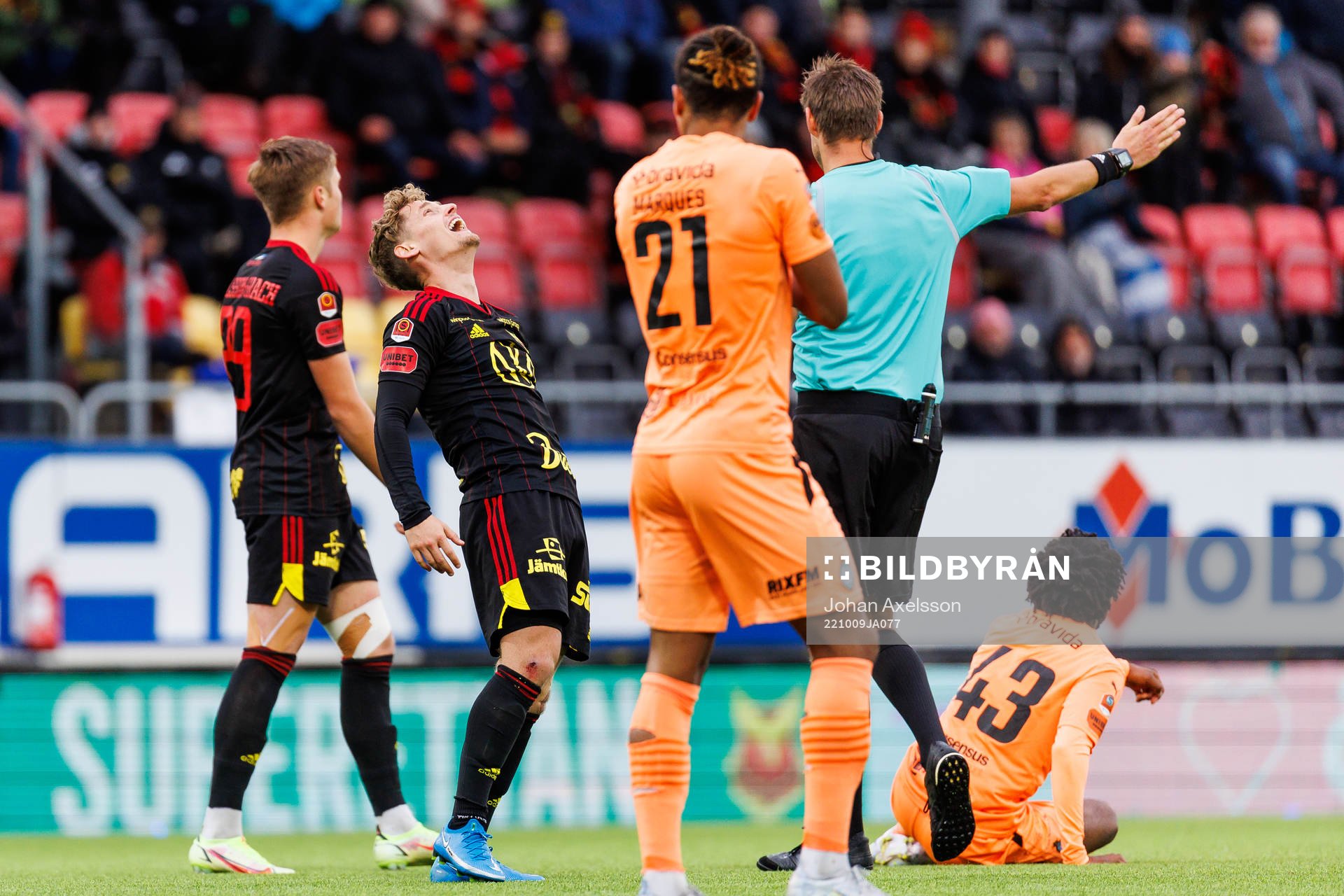 Östersunds Henrik Bellman reagerar