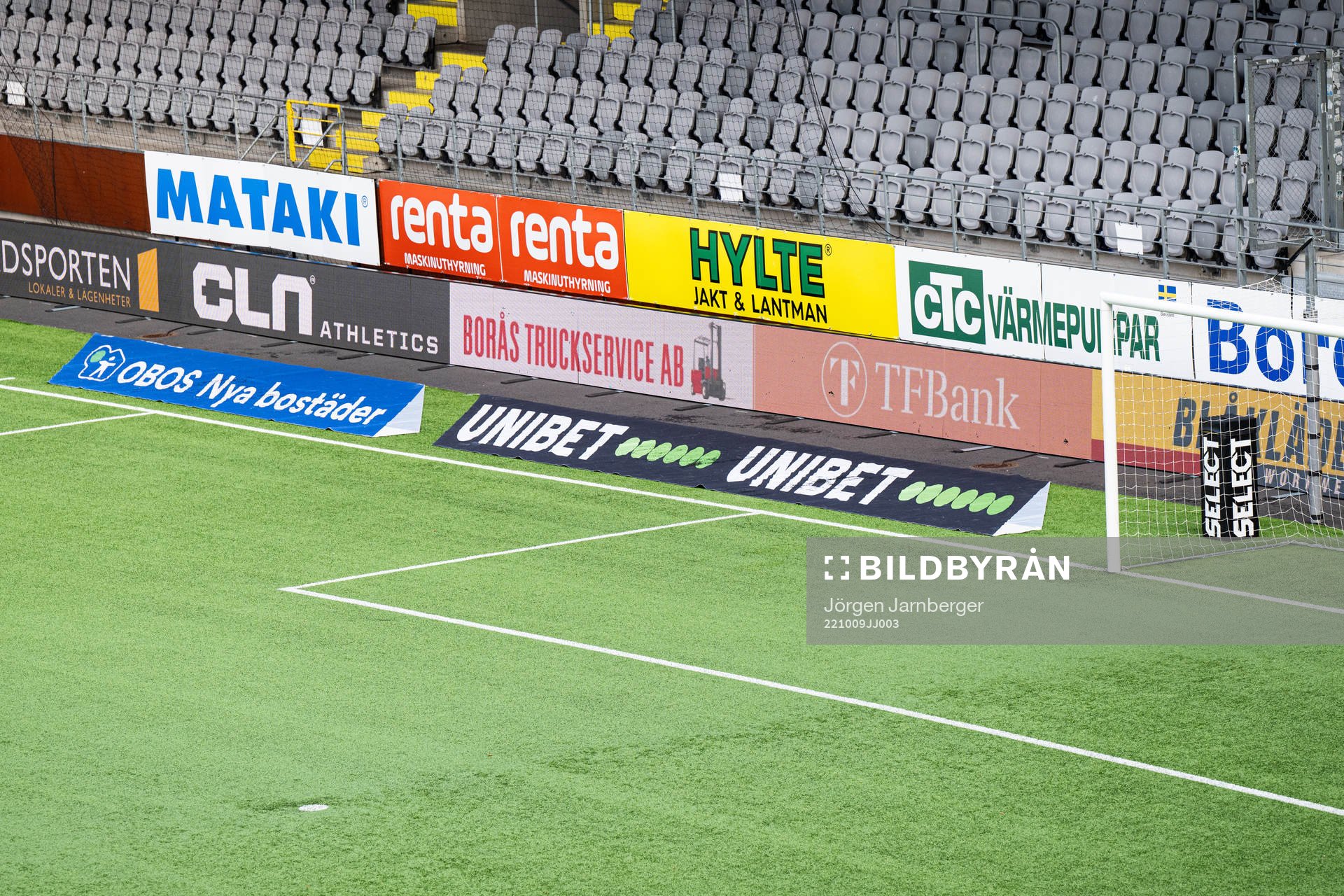Reklam vid kortlinjen under fotbollsmatchen i Allsvenskan mellan Elfsborg och Kalmar den 9 oktober 2022 i Borås. 