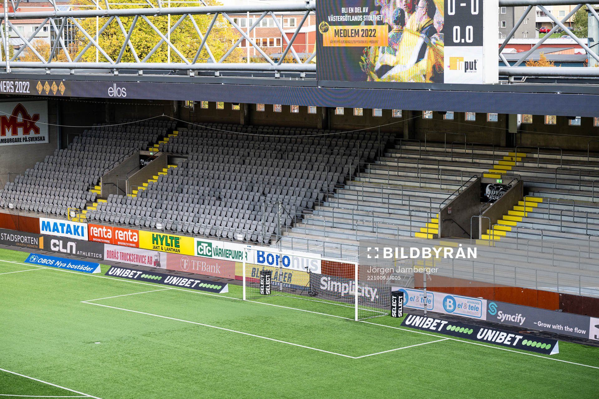 Reklam vid kortlinjen under fotbollsmatchen i Allsvenskan mellan Elfsborg och Kalmar den 9 oktober 2022 i Borås. 