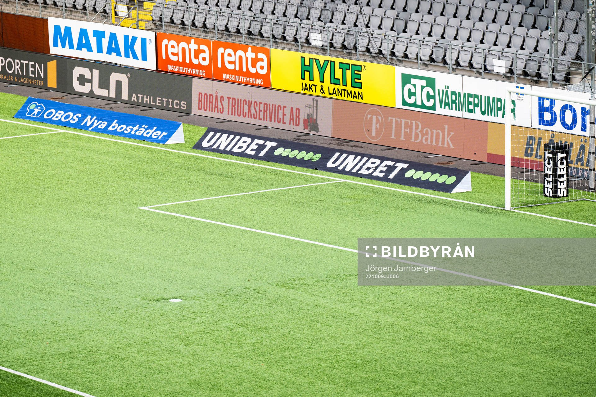 Reklam vid kortlinjen under fotbollsmatchen i Allsvenskan mellan Elfsborg och Kalmar den 9 oktober 2022 i Borås. 