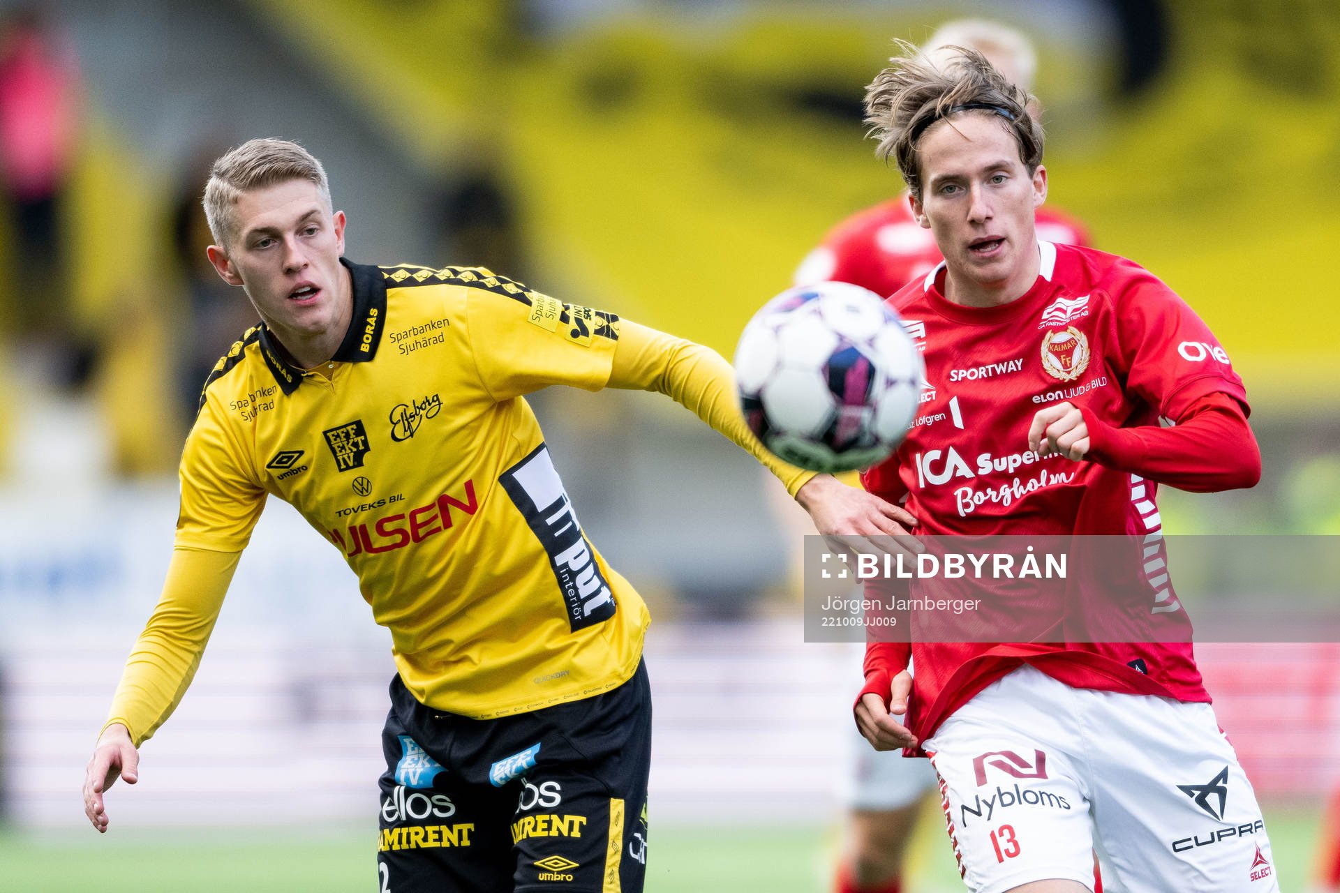 Elfsborgs Alexander Bernhardsson och Kalmars Johan Karlsson