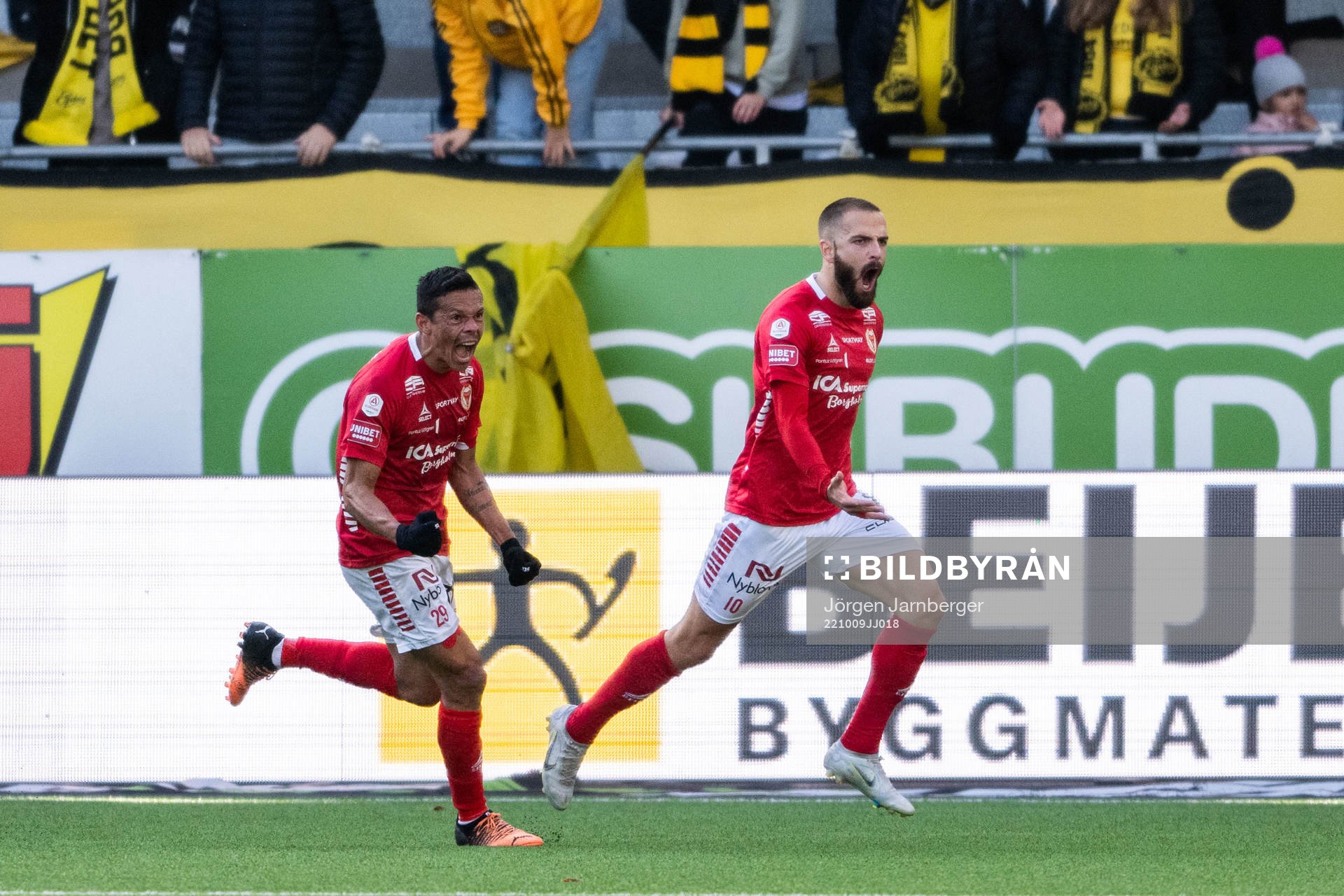 Kalmars Romario Pereira Sipiao och Filip Sachpekidis jublar