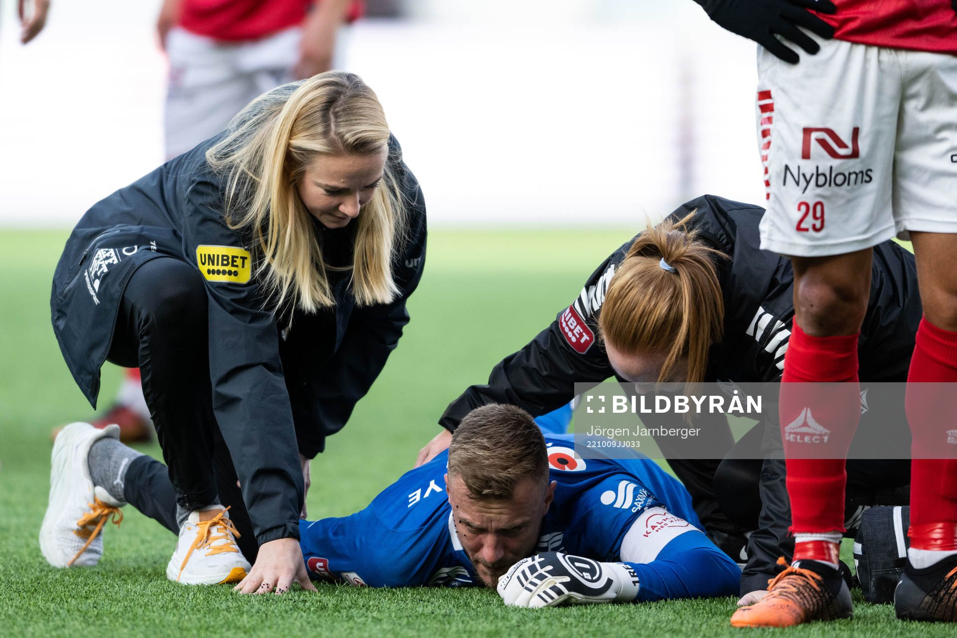 Kalmars målvakt Ricardo Friedrich har ont och får vård av Ida Wiberg under fotbollsmatchen i Allsvenskan mellan Elfsborg och Kalmar den 9 oktober 2022 i Borås.