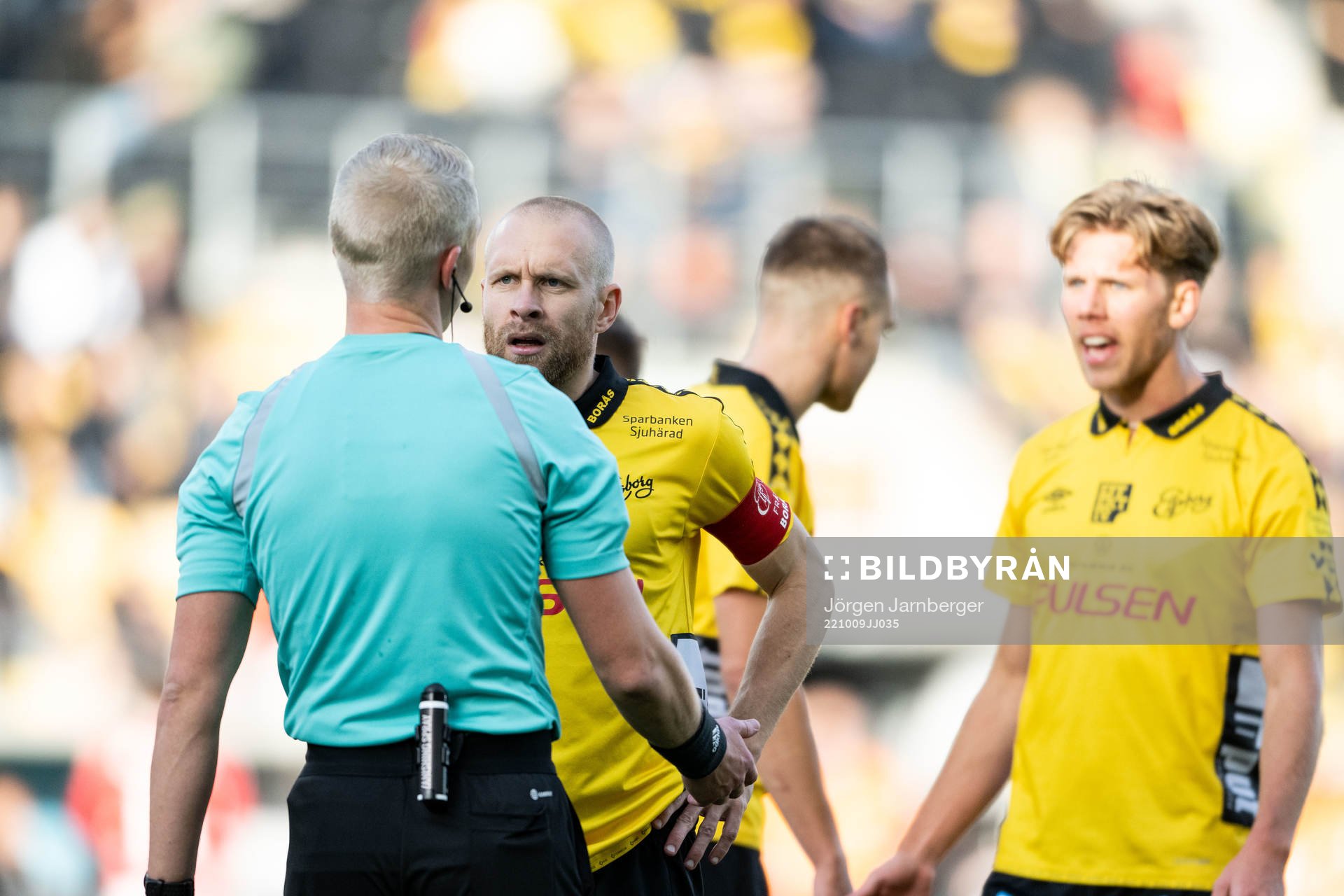 Elfsborgs Johan Larsson i diskussion med Domare Adam