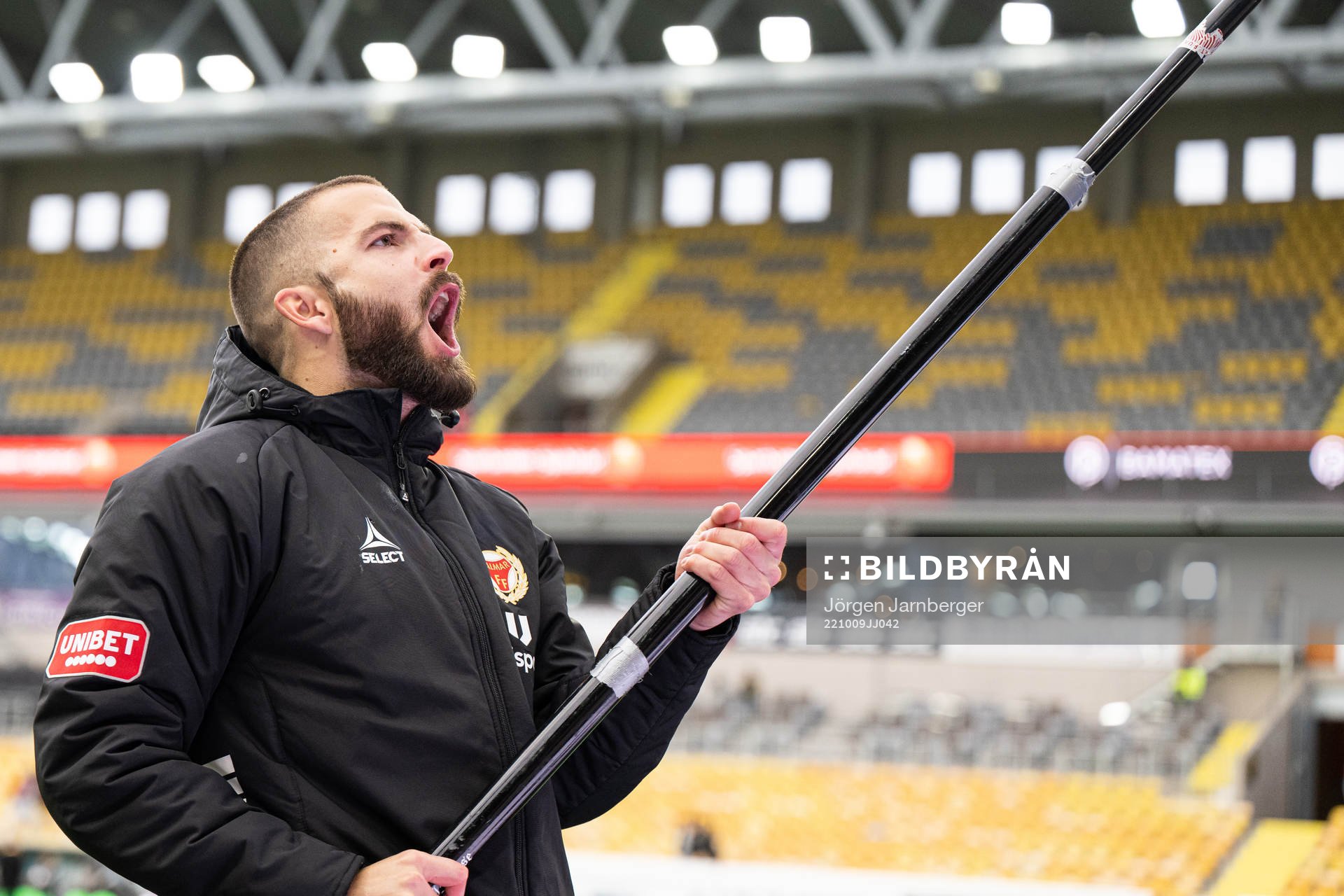 Kalmars Filip Sachpekidis jublar efter fotbollsmatchen i Allsvenskan mellan Elfsborg och Kalmar den 9 oktober 2022 i Borås. 