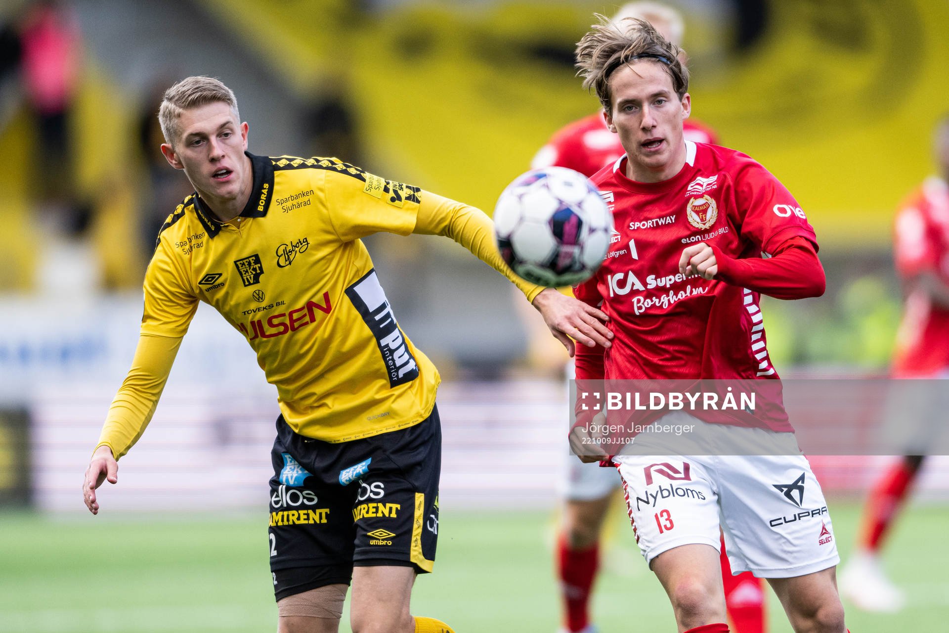 Elfsborgs Alexander Bernhardsson och Kalmars Johan Karlsson
