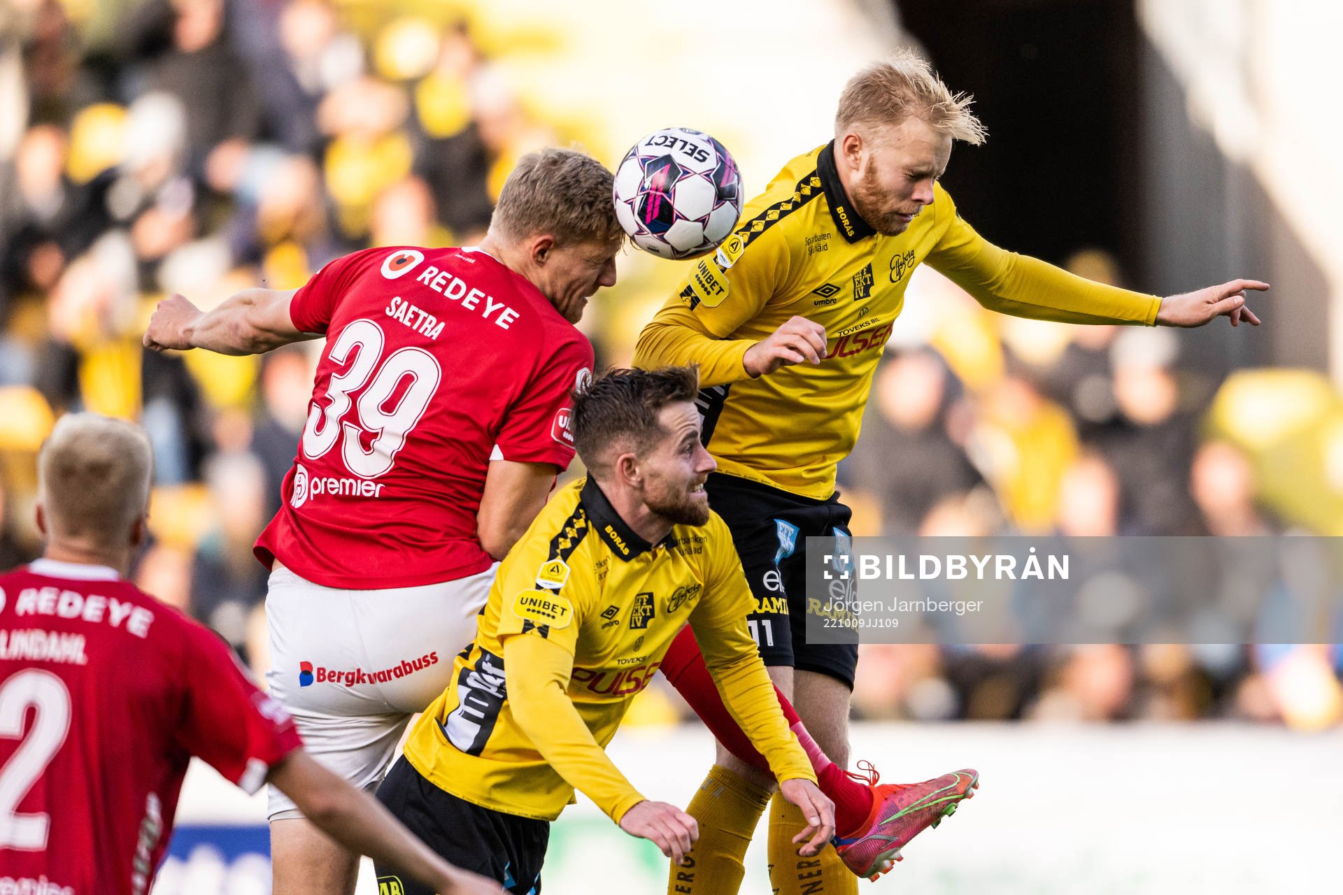Kalmars Lars Saetra i kamp med Elfsborgs Sveinn Guðjohnsen och Rasmus Alm under fotbollsmatchen i Allsvenskan mellan Elfsborg och Kalmar den 9 oktober 2022 i Borås.